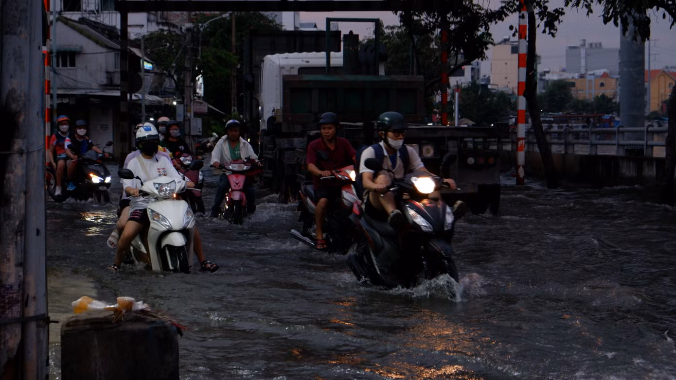 Trước đó, vào tháng 9 vừa qua, HĐND TPHCM đã thông qua chủ trương đầu tư dự án cải tạo đường Trần Xuân Soạn (quận 7) nhằm chống ngập và xây dựng bờ kè dọc tuyến đường này. Dự kiến, tổng kinh phí cho dự án khoảng 375 tỷ đồng.