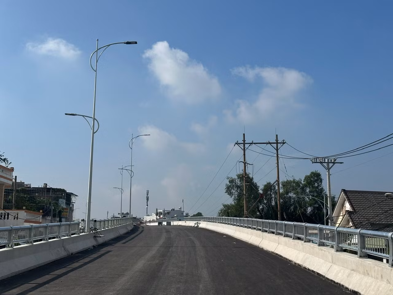 Hệ thống đèn chiếu sáng đang được nhà thầu triển khai thi công lắp đặt và dự kiến hoàn thành ngày 19/11.