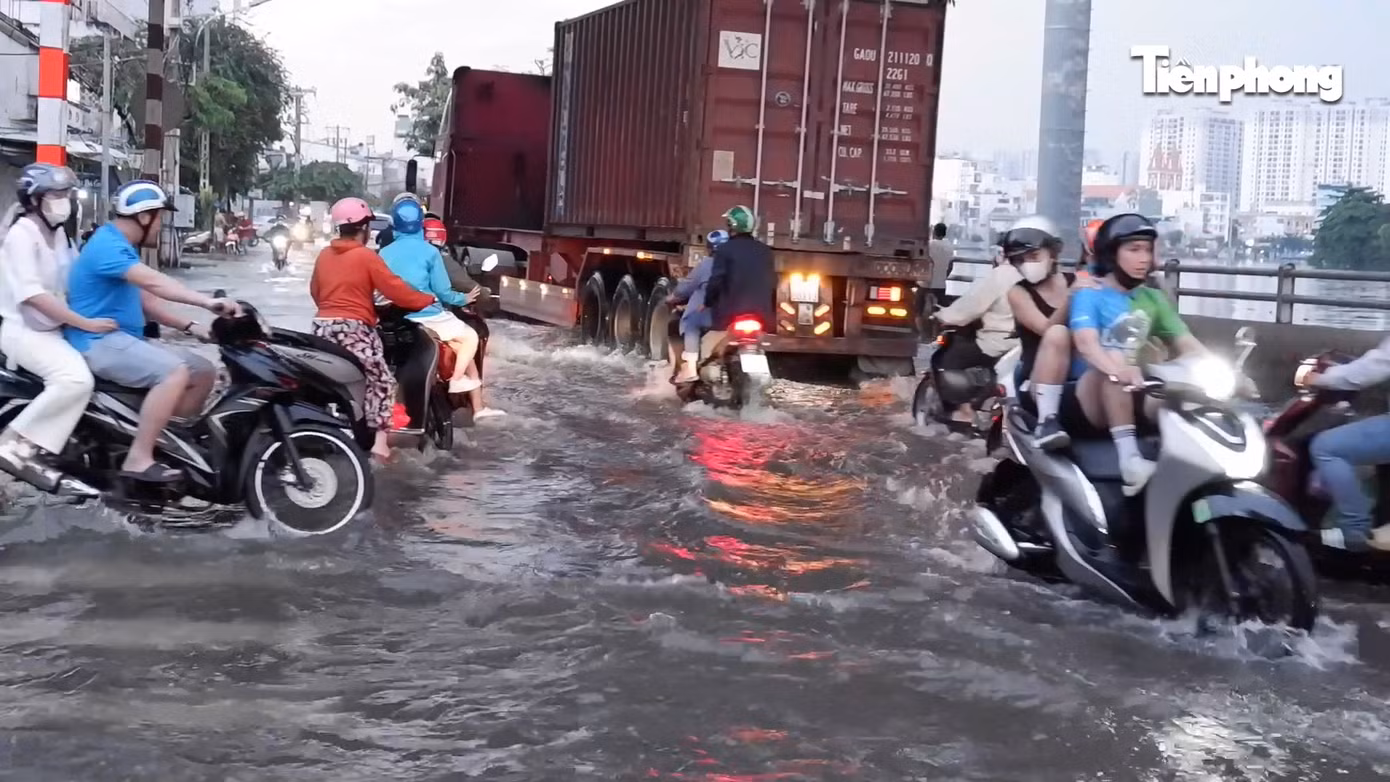 Triều cường dâng cao, đường Trần Xuân Soạn (quận 7) mênh mông nước.