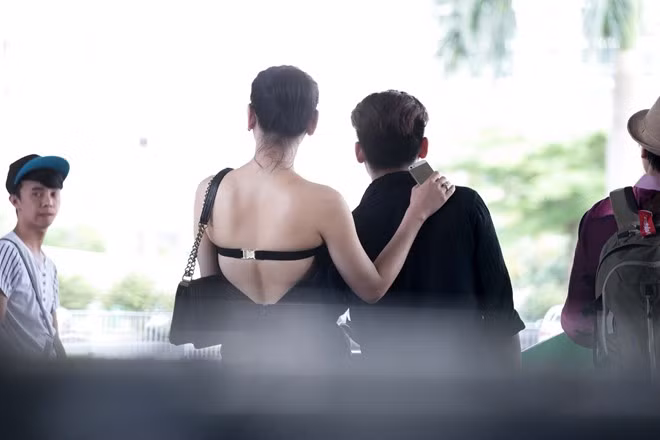 Cách đây không lâu, khi tung ra bộ ảnh bên bể bơi, Lâm Chi Khanh vô tình để lộ nhiều đường nét nam tính chứ không gợi cảm như trong các bộ hình nóng bỏng trước đây
