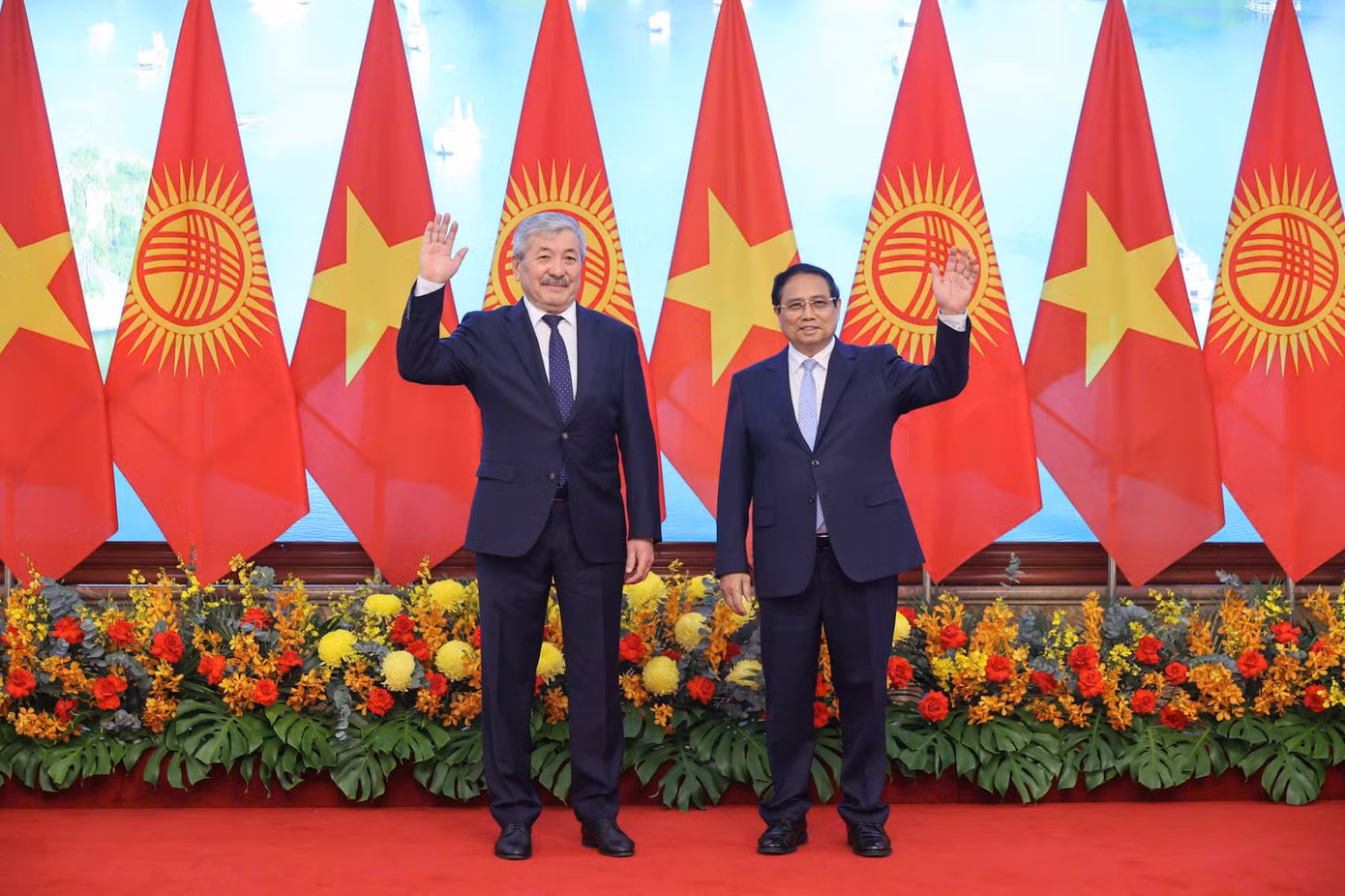 Thủ tướng Phạm Minh Chính và Thủ tướng Kyrgyzstan Adylbek Kasymaliev chụp ảnh chung trước cuộc hội đàm ngày 6/3. (Ảnh: Đoàn Bắc).