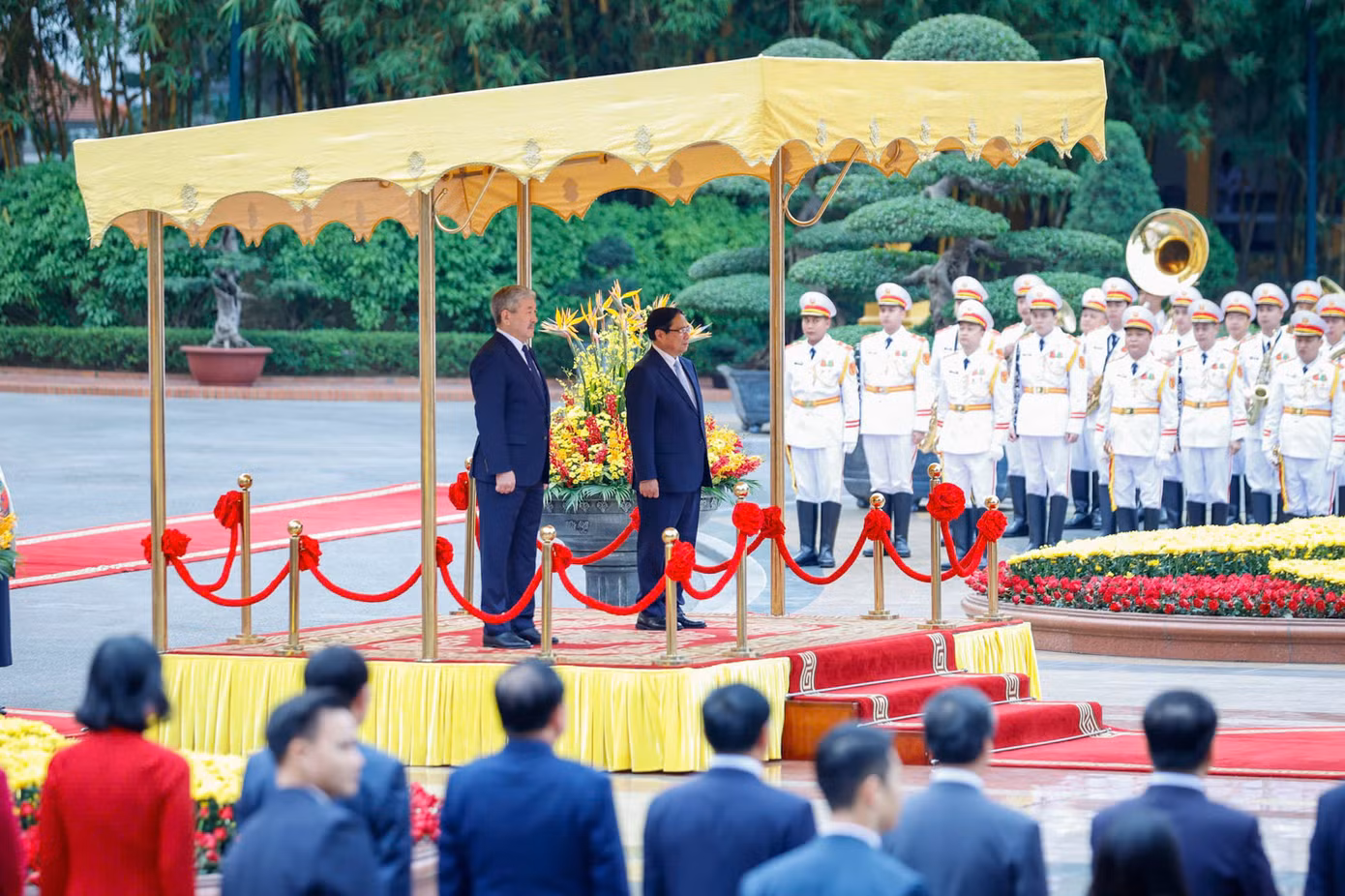 Hai Thủ tướng đứng trên bục danh dự tại lễ đón chính thức. (Ảnh: Đoàn Bắc)