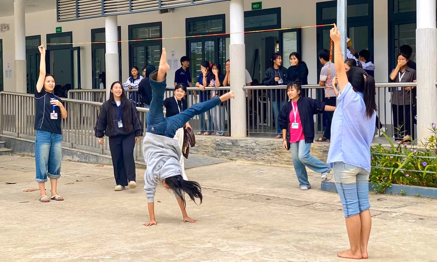 Hay những màn nhảy dây như đưa các em trở về với tuổi thơ ấu.