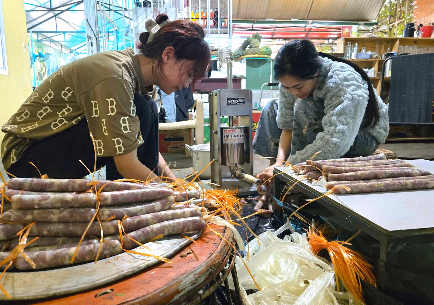 Ngoài trâu, bò gác bếp thì lạp sườn cũng là món đặc sản được khách ưa chuộng dịp Tết này.