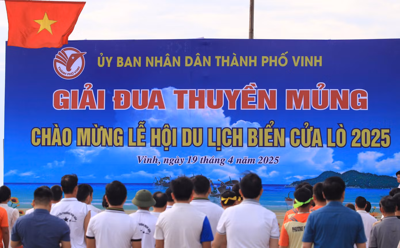 Sáng 19/4, UBND thành phố Vinh (Nghệ An) tổ chức Giải đua thuyền mủng, chào mừng Lễ hội Du lịch biển Cửa Lò 2025.