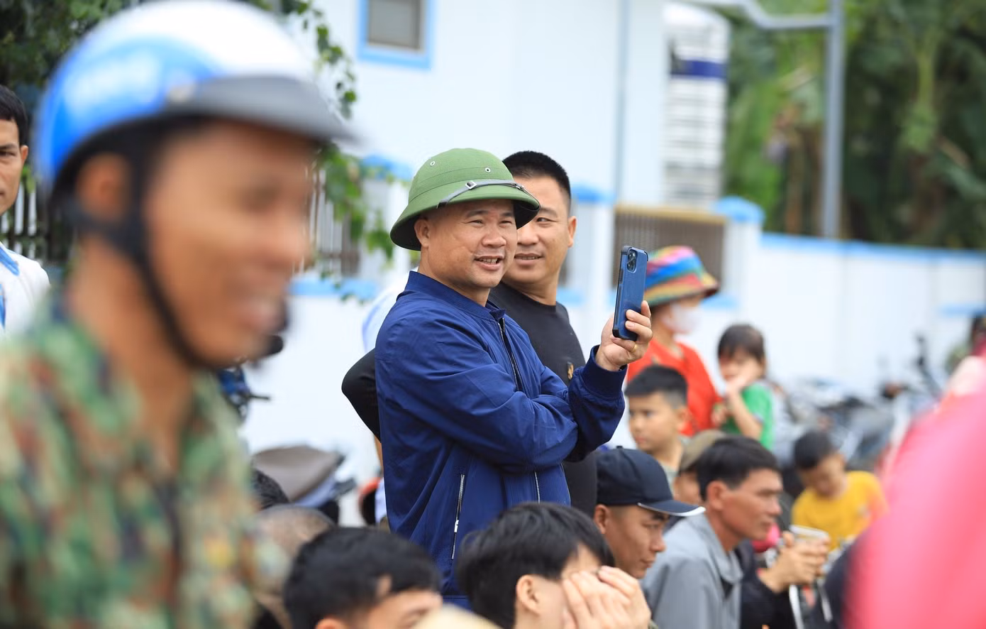 Nhiều người mang điện thoại ra để quay phát trực tiếp lễ hội lên mạng xã hội.
