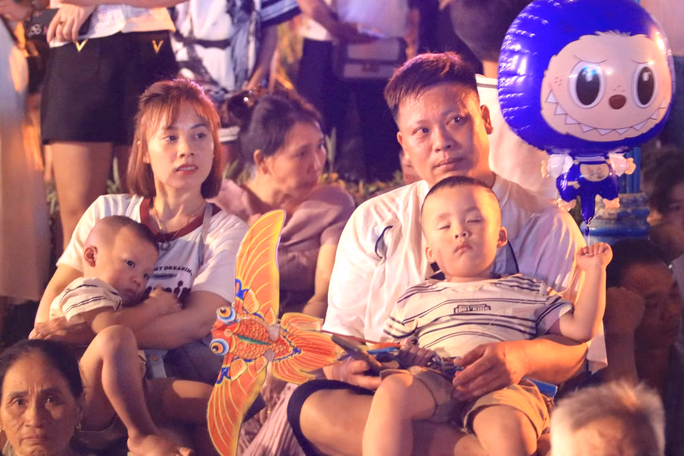 Nhiều em nhỏ theo bố mẹ đi xem chương trình khai trương du lịch biển Cửa Lò.