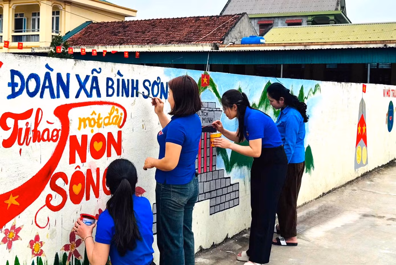 Xây dựng 2 km con đường bích hoạ.