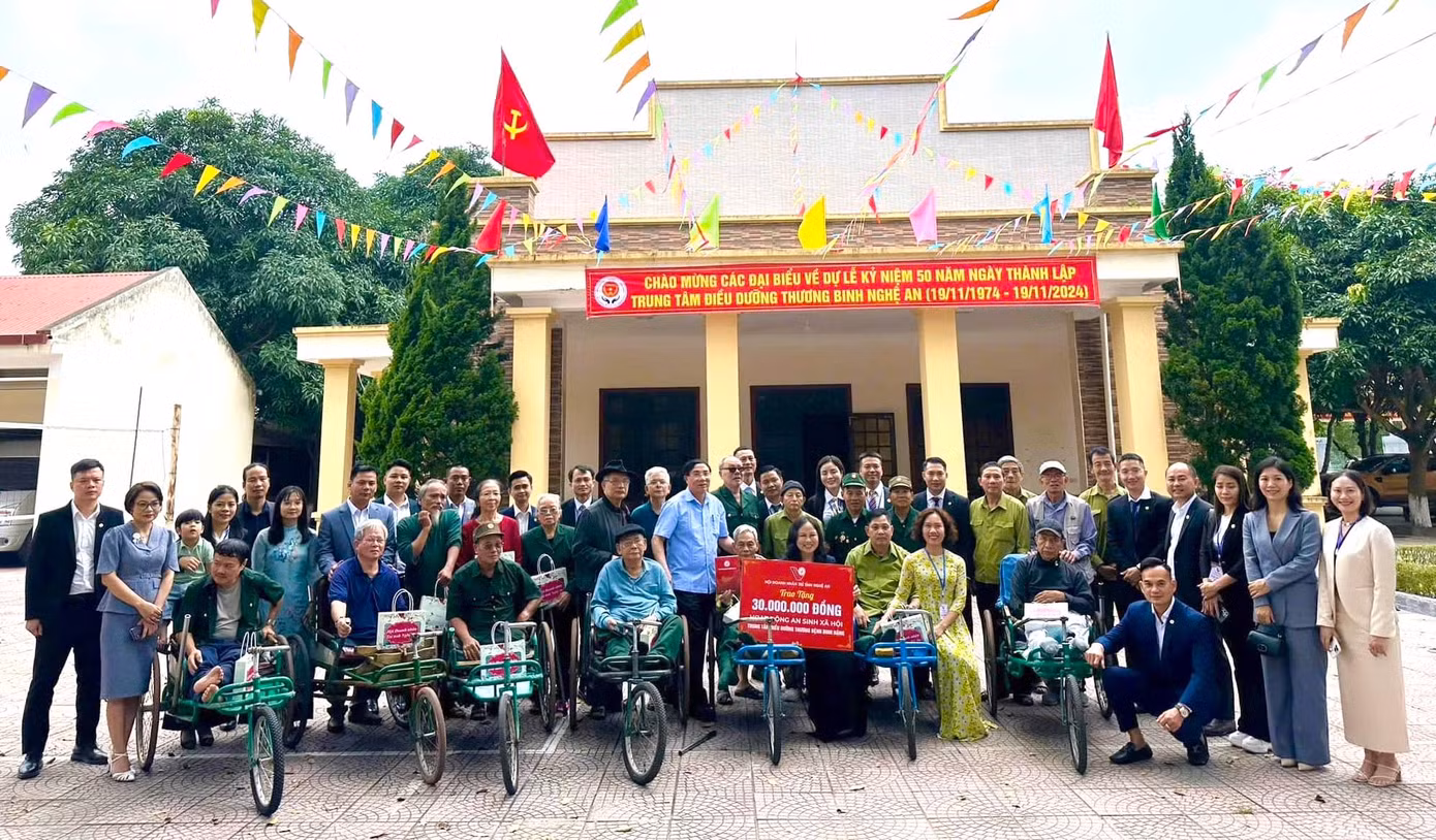 HDNT tỉnh Nghệ An tặng quà đến Trung tâm điều dưỡng Thương binh nặng Nghệ An.
