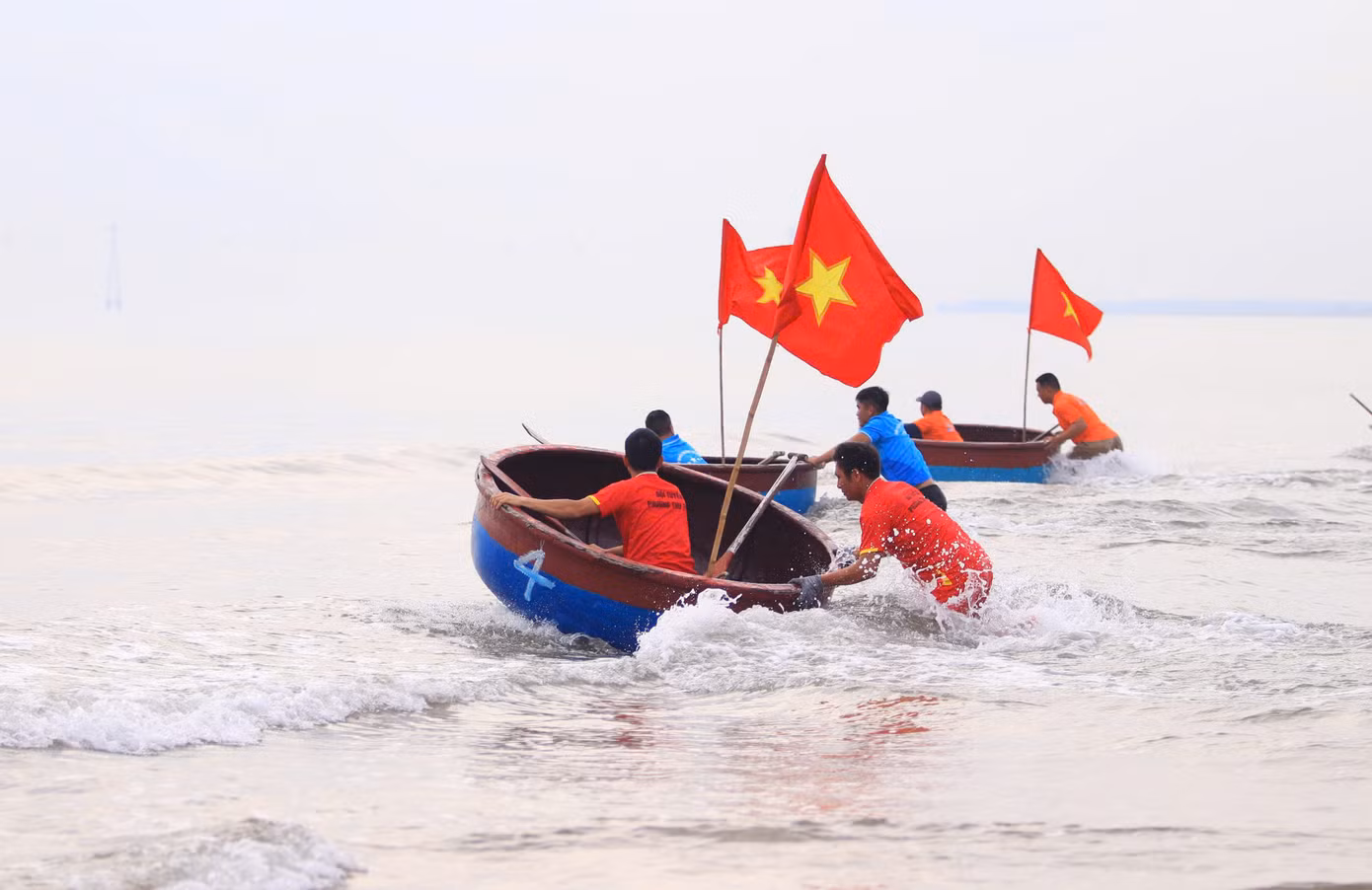 Khi có hiệu lệnh của trọng tài, các đội đua nhanh chóng đẩy thuyền ra biển và đua.