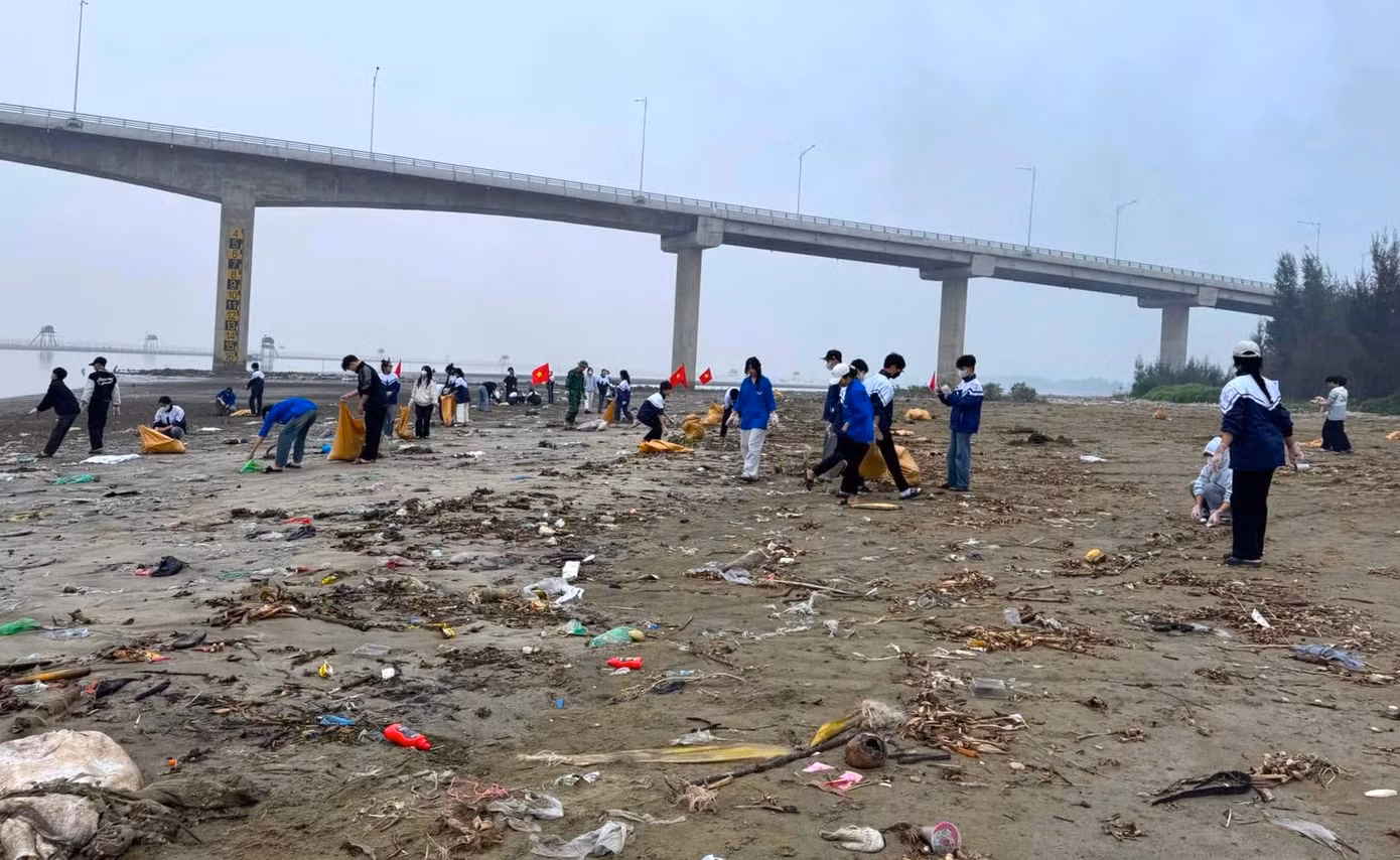 Tại buổi lễ ra quân, các đoàn viên thanh niên đã tiến hành tổng dọn vệ sinh môi trường khu vực trước Đền Thơi (thôn 1, xã Văn Hải) và Trạm Kiểm soát Biên phòng Lạch Thơi. Tại buổi lễ ra quân, các đoàn viên thanh niên đã tiến hành tổng dọn vệ sinh môi trường khu vực trước Đền Thơi (thôn 1, xã Văn Hải) và Trạm Kiểm soát Biên phòng Lạch Thơi.