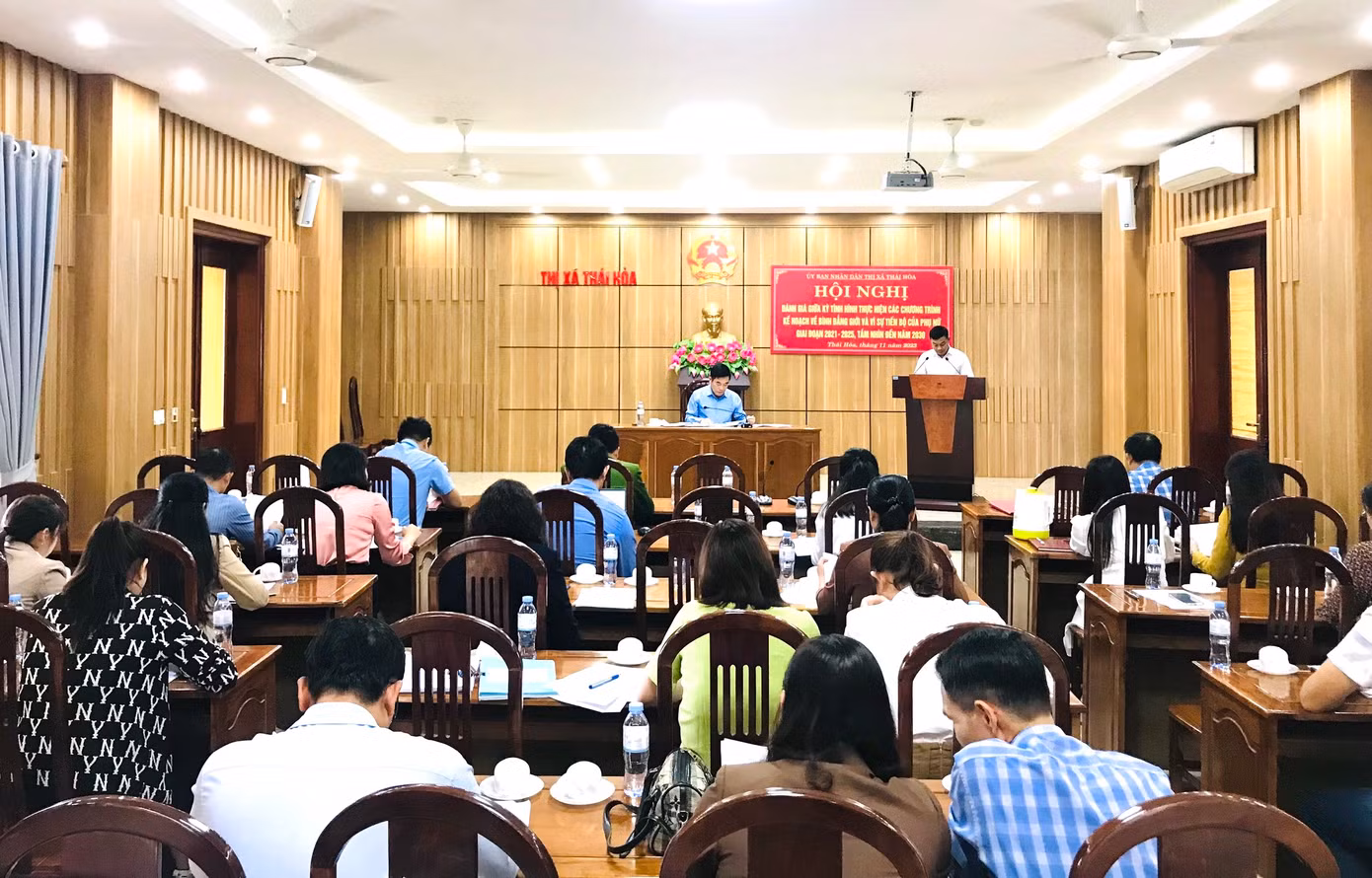 Toàn cảnh buổi hội nghị sơ kết chương trình kế hoạch bình đẳng giới và về sự tiến bộ của phụ nữ giai đoạn 2021 - 2025, tầm nhìn đến 2030.