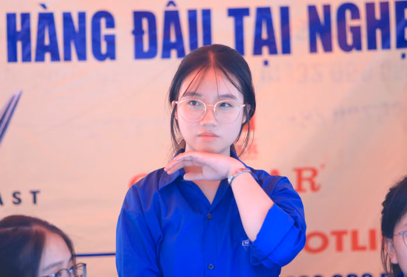 "Dù thời tiết nắng nóng nhưng chúng em sẽ cố gắng hết mình để tiếp sức, động viên sĩ tử hoàn thành tốt kỳ thi của mình", em Thục Anh (trường THPT Huỳnh Thúc Kháng, TP. Vinh, Nghệ An) chia sẻ. Trong ảnh, nữ đoàn viên thanh niên tình nguyện tại điểm trường THPT Huỳnh Thúc Kháng mướt mồ hôi hỗ trợ thí sinh trong kỳ thi tốt nghiệp THPT 2025.