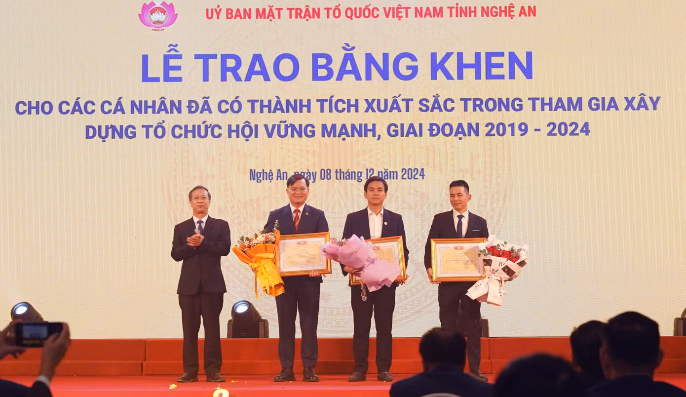 Ủy ban Mặt trận Tổ quốc tỉnh Nghệ An tặng Bằng khen cho 3 cá nhân