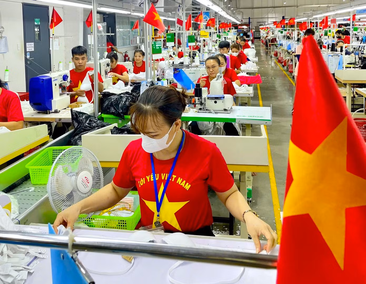 Cả khu xưởng làm việc rợp một màu cờ Tổ quốc.