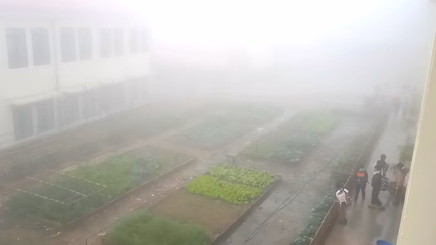 Trường Phổ thông Dân tộc bán trú Tiểu học Nậm Cắn 1 (huyện Kỳ Sơn, Nghệ An) chìm trong sương mù, lạnh giá.