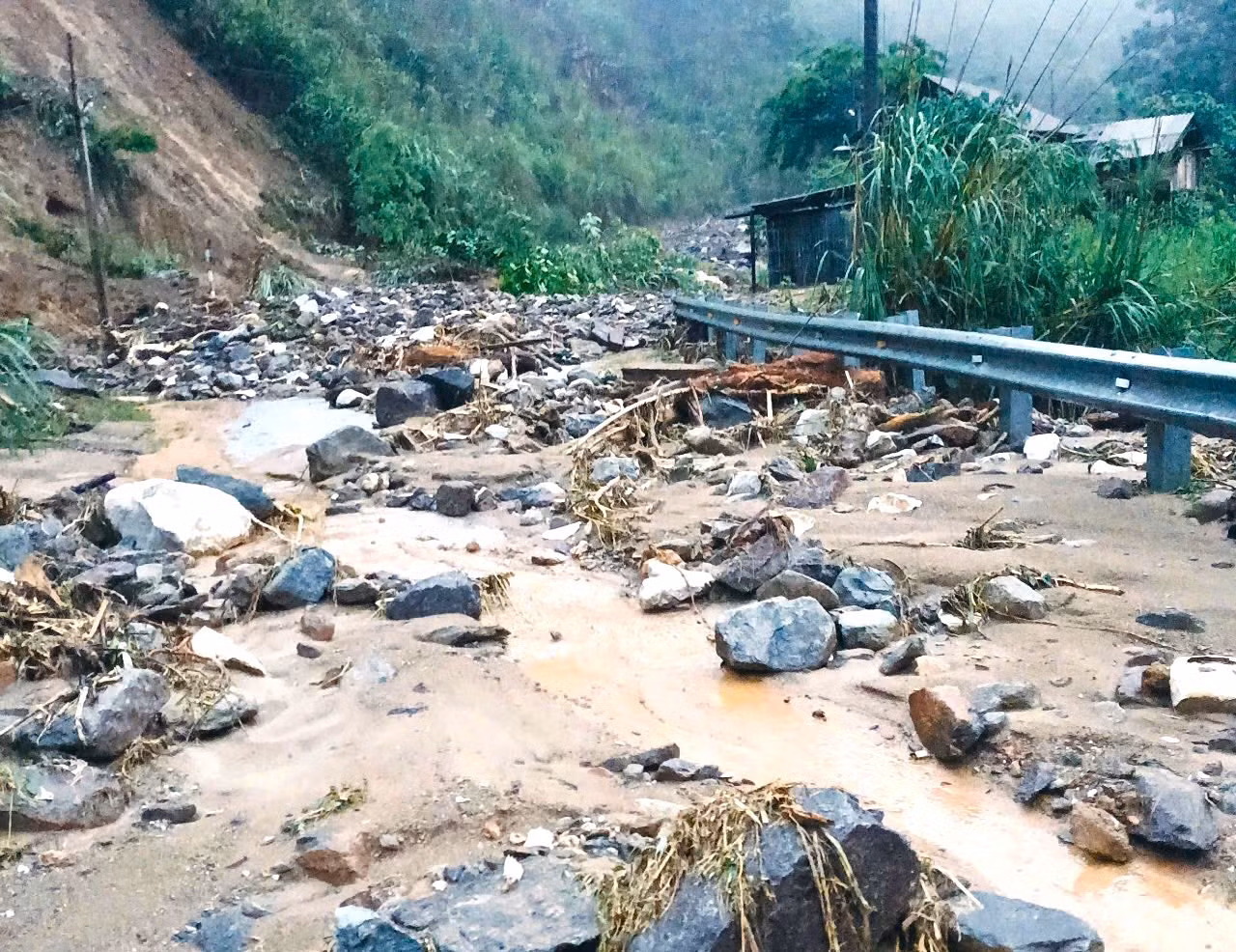 Trước đó trận lũ quét vào cuối tháng 5 đã khiến nhiều vị trí trên tuyến quốc lộ 16 bị đất đá vùi lấp.
