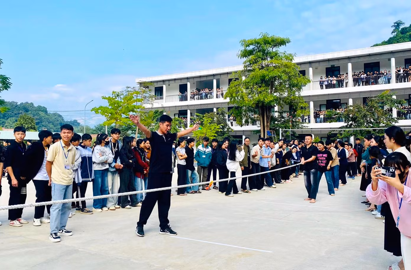 Để học sinh có thêm những trò chơi đoàn kết, bổ ích, Trường THPT Kỳ Sơn thường xuyên tổ chức các cuộc thi kéo co giữa các lớp, các khối vào giờ ra chơi, hoạt động toàn trường.