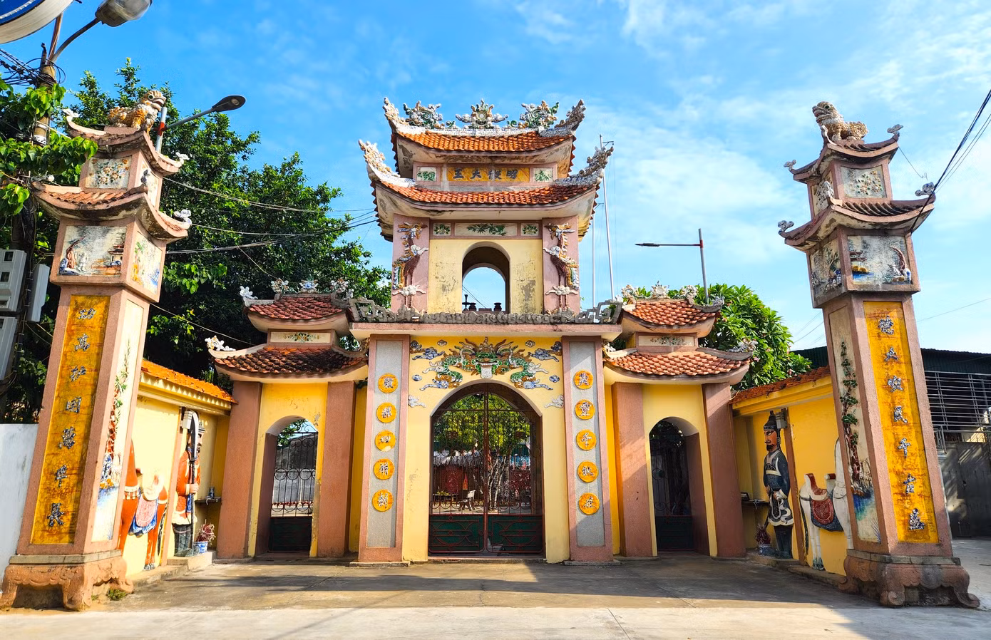 Đền Mai Bảng nằm ở phường Nghi Thủy (thị xã Cửa Lò, tỉnh Nghệ An). Theo các cụ cao niên trong làng, đền Mai Bảng được xây dựng từ năm 1780, lúc đó chỉ là một gian mái tranh.