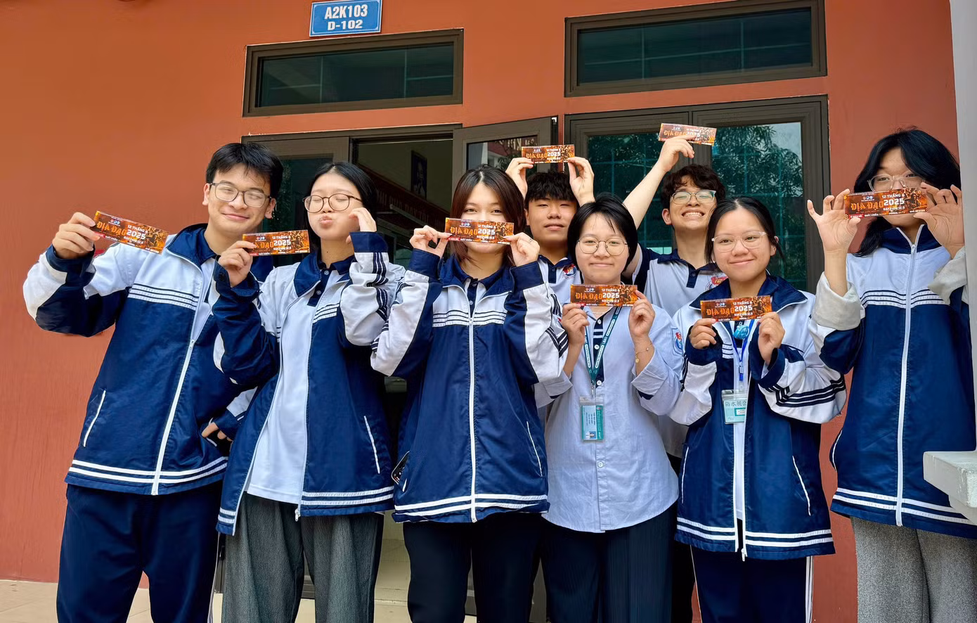 Từ khi nhận được vé của Ban tổ chức, các bạn học sinh trường THPT Huỳnh Thúc Kháng đã háo hức đón chờ.