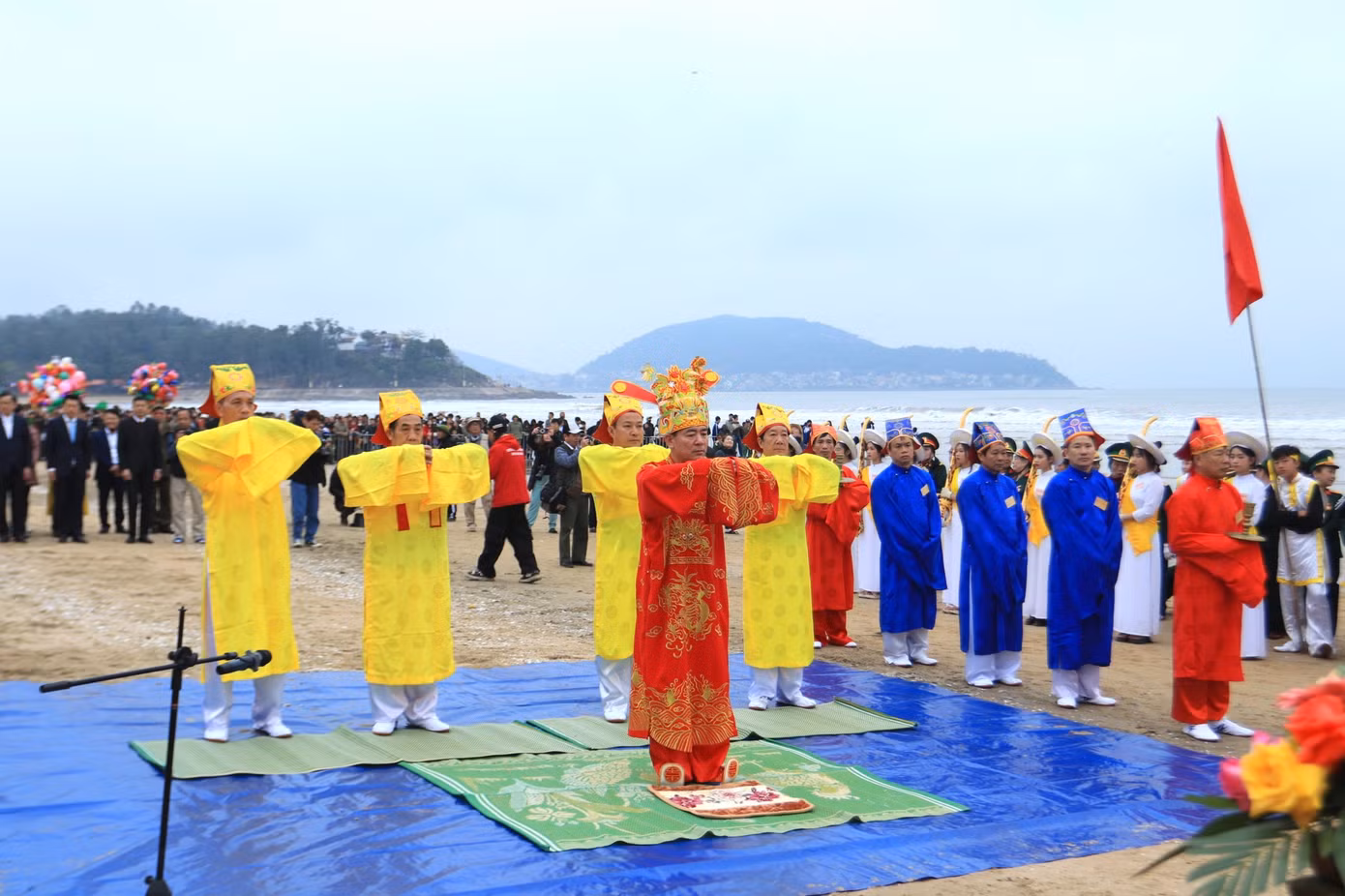 Các vị chủ lễ và đại biểu trang nghiêm thực hiện các nghi lễ, dâng hương trong lễ cầu ngư.