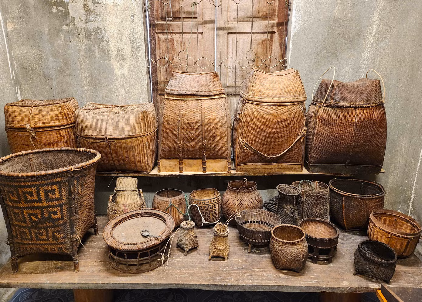 Nhiều đồ dùng là dụng cụ sản xuất, săn bắt, hái lượm, đồ sinh hoạt của người cổ xưa.