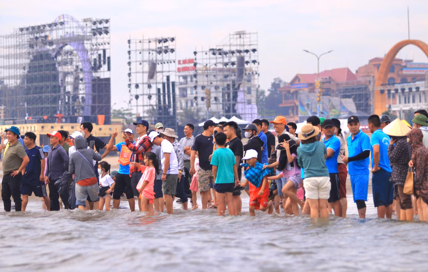 Trước khi diễn ra cuộc đua, cả nghìn người dân địa phương đã tập trung ra bờ biển để theo dõi và cổ vũ.