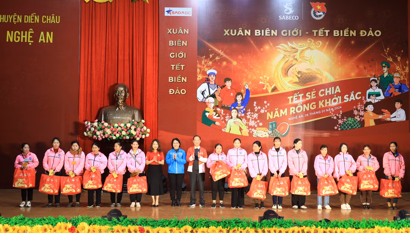 Mỗi suất quà Tết trao tặng cho người dân trị giá 700 nghìn đồng gồm lì xì 300 nghìn đồng tiền mặt và các quà trị giá 400 nghìn đồng là những nhu yếu phẩm ngày Tết.