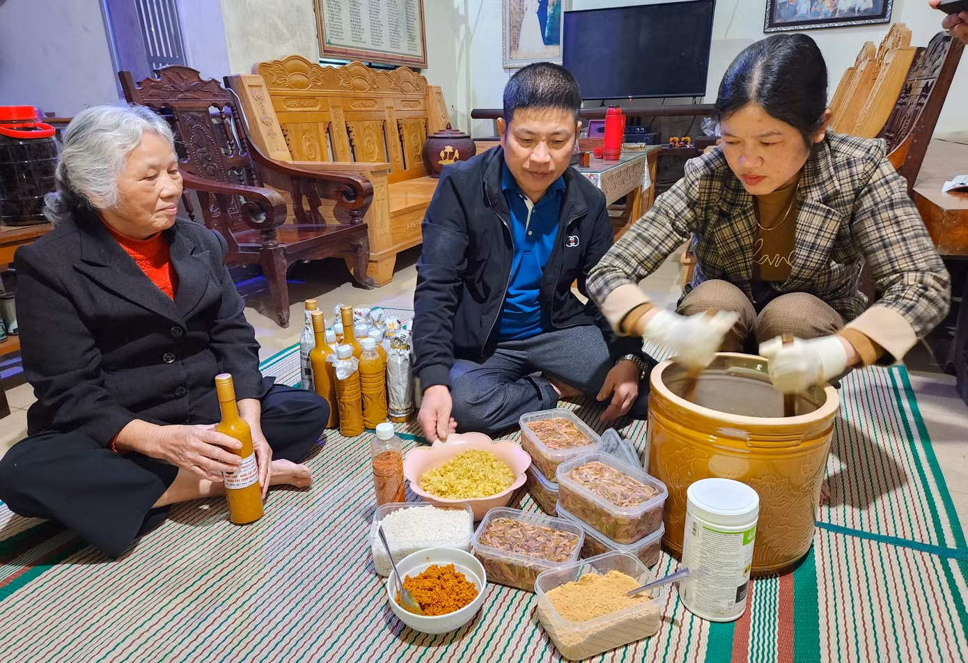 Chị Lan chia sẻ rươi dùng để muối ruốc phải là rươi tươi không qua đông lạnh. Sau khi mua của người dân ngoài ruộng về sẽ được rửa sạch qua nhiều nước rồi để ráo.