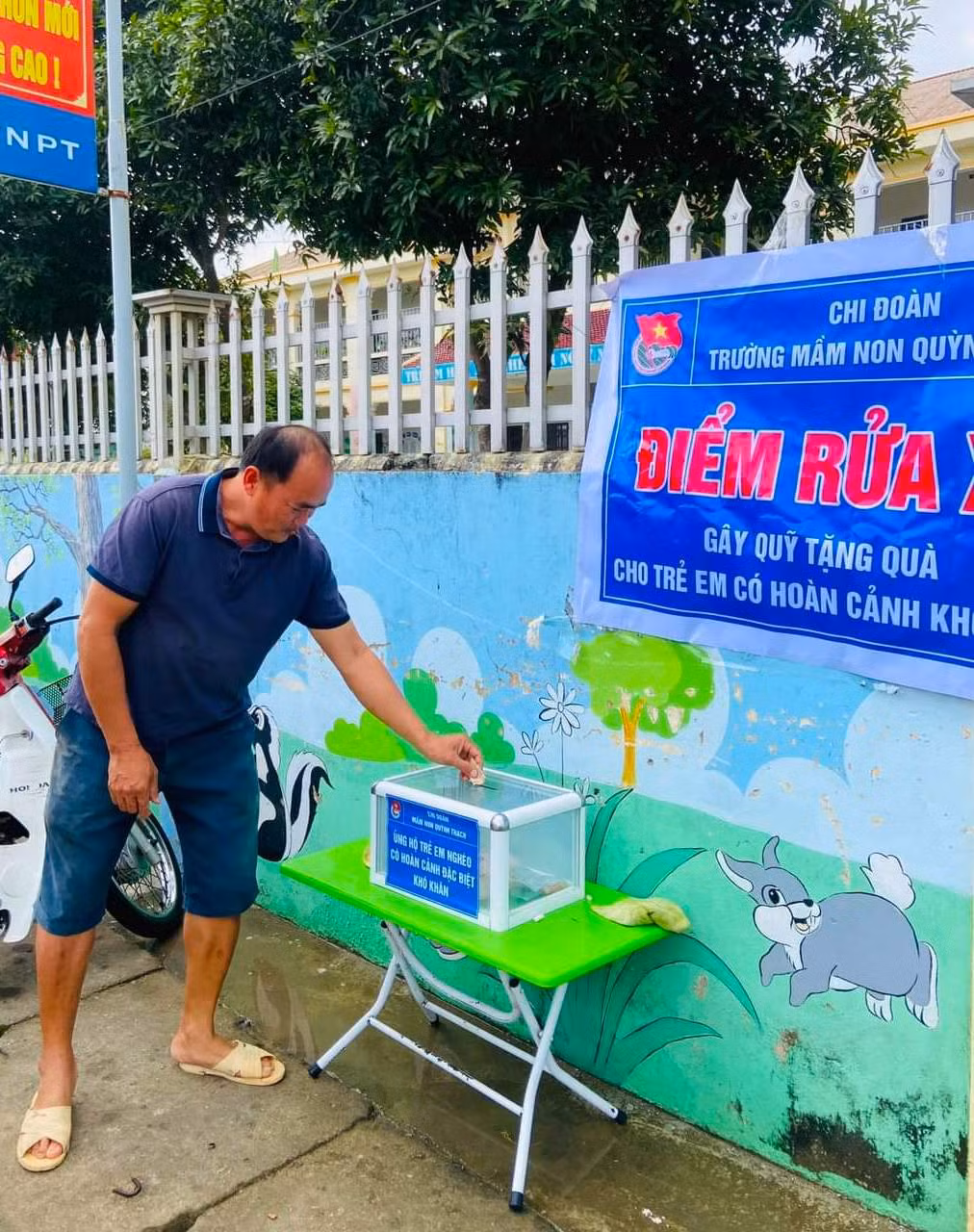 Bí thư Chi đoàn trường mầm non Quỳnh Thạch cho biết, điểm rửa xe gây quỹ tùy tâm nên không có giá. Sau khi rửa xe xong, tùy tâm khách hàng sẽ đến bỏ tiền ủng hộ vào một chiếc thùng nhỏ đặt bên cạnh. Cuối buổi dừng hoạt động mọi người sẽ kiểm đếm tiền và công khai để gây quỹ.