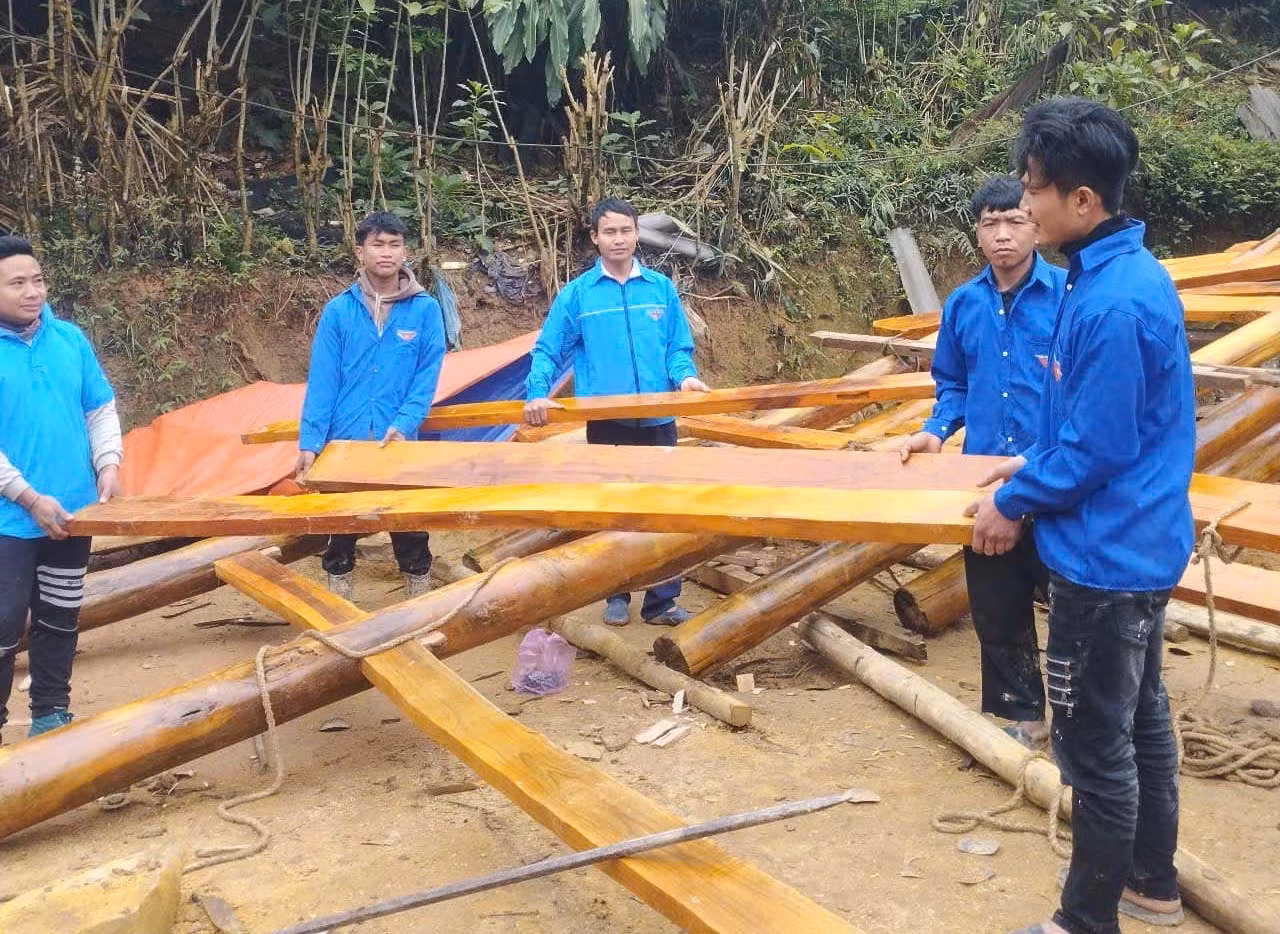 Tại xã Bảo Nam, công tác tháo dỡ nhà cũ cho gia đình ông Cụt Văn Khăm (bản Khe Nạp) được các đoàn viên thanh niên và lực lượng chức năng triển khai nhiều ngày qua. Tại xã Bảo Nam, công tác tháo dỡ nhà cũ cho gia đình ông Cụt Văn Khăm (bản Khe Nạp) được các đoàn viên thanh niên và lực lượng chức năng triển khai nhiều ngày qua.