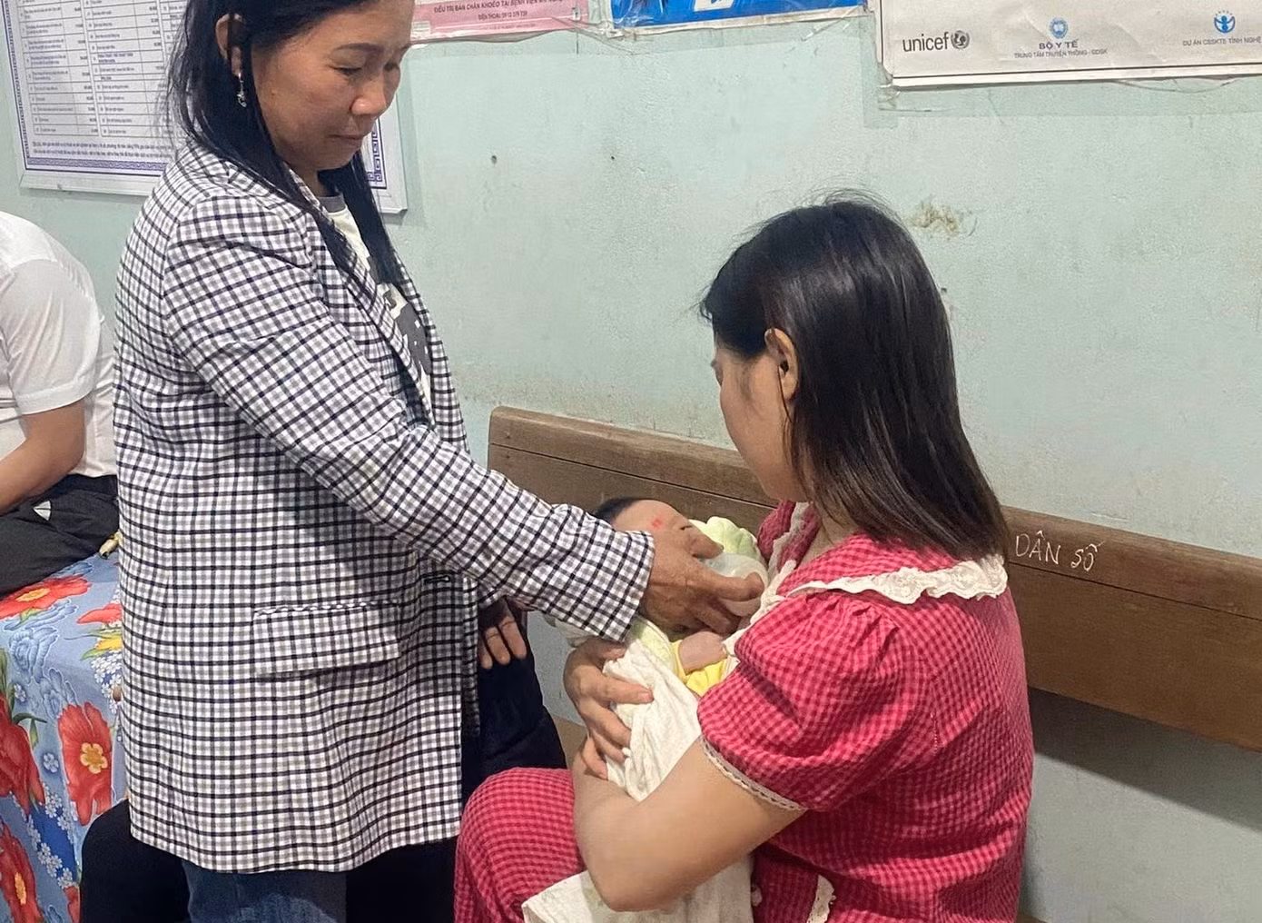 Qua kiểm tra cho thấy, bé trai bị bỏ rơi đã được sinh hơn 1 tháng tuổi có sức khỏe bình thường, kháu khỉnh.