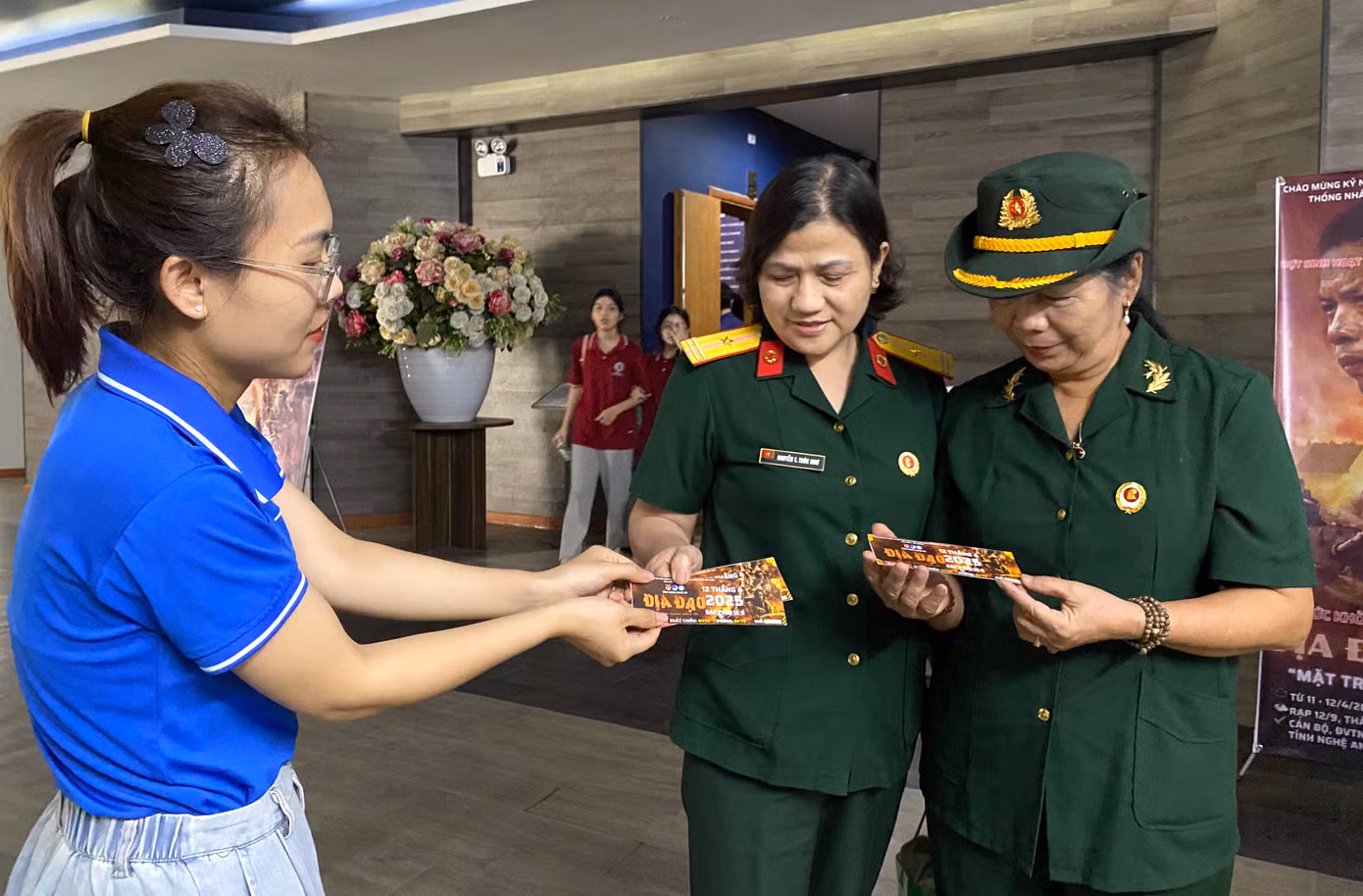Các bác cựu chiến binh vui mừng khi nhận vé xem phim Địa đạo.