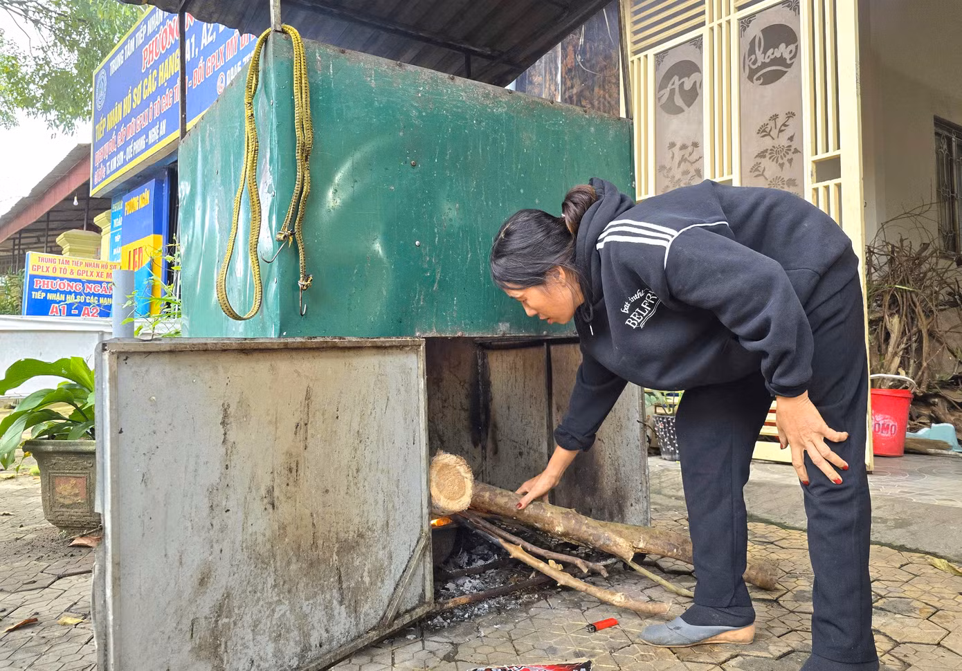 "Để thịt chín đều không bị khô thì người thợ phải canh bếp để trở thịt liên tục. Đặc biệt, lửa phải luôn để thật nhỏ và đều. Nếu lửa to thịt sẽ cháy mà không chín", chị Nga chia sẻ kinh nghiệm.