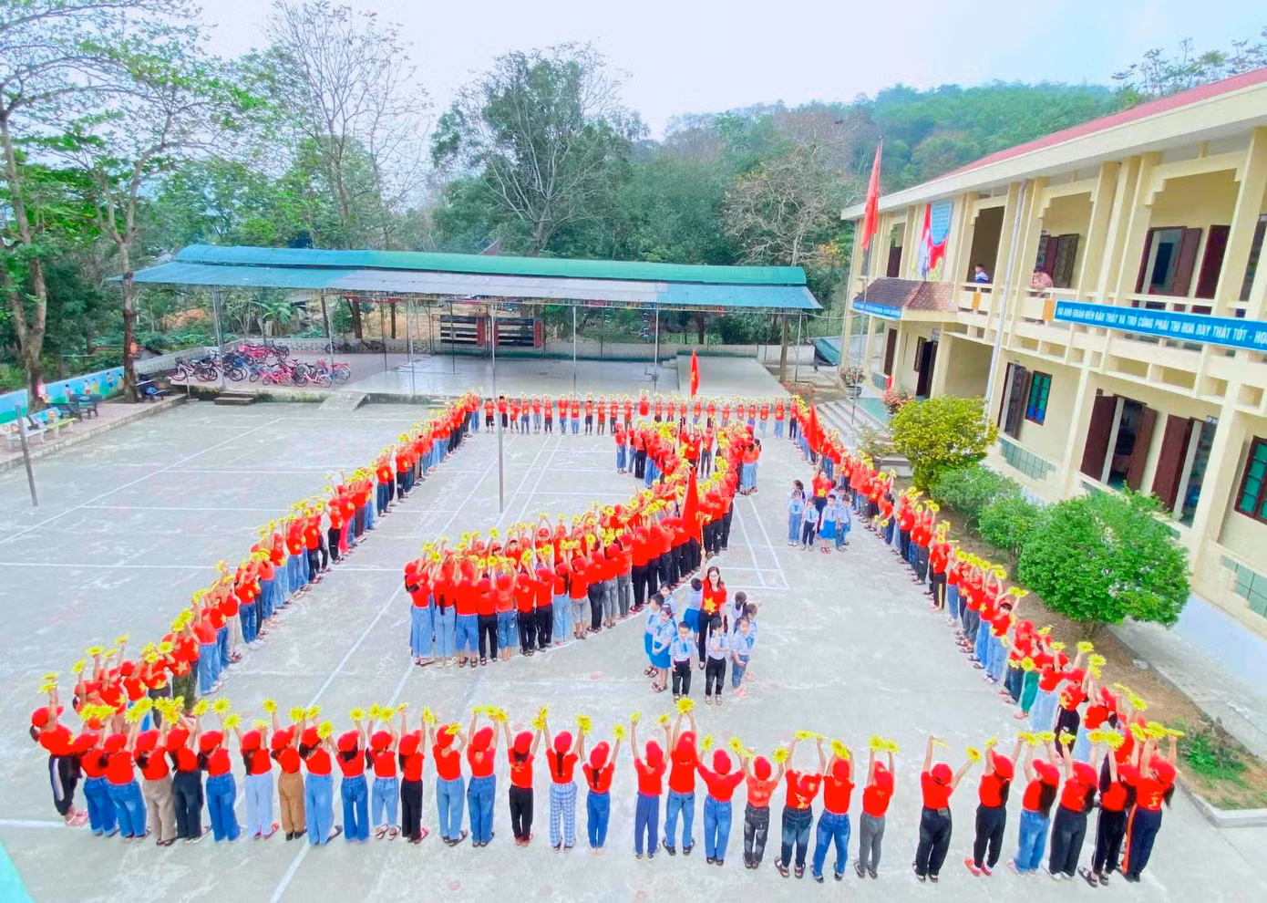 "Thời gian tới, các cơ sở Đoàn sẽ tiếp tục đẩy mạnh những hoạt động tuyên truyền phòng chống ma túy, phát huy vai trò của thanh niên trong tham gia bảo tồn gìn giữ, phát huy truyền thống văn hóa các dân tộc, đặc biệt là dân tộc ít người Ơ Đu", anh Lữ Xuân Hà - Bí thư Huyện Đoàn Tương Dương cho biết.