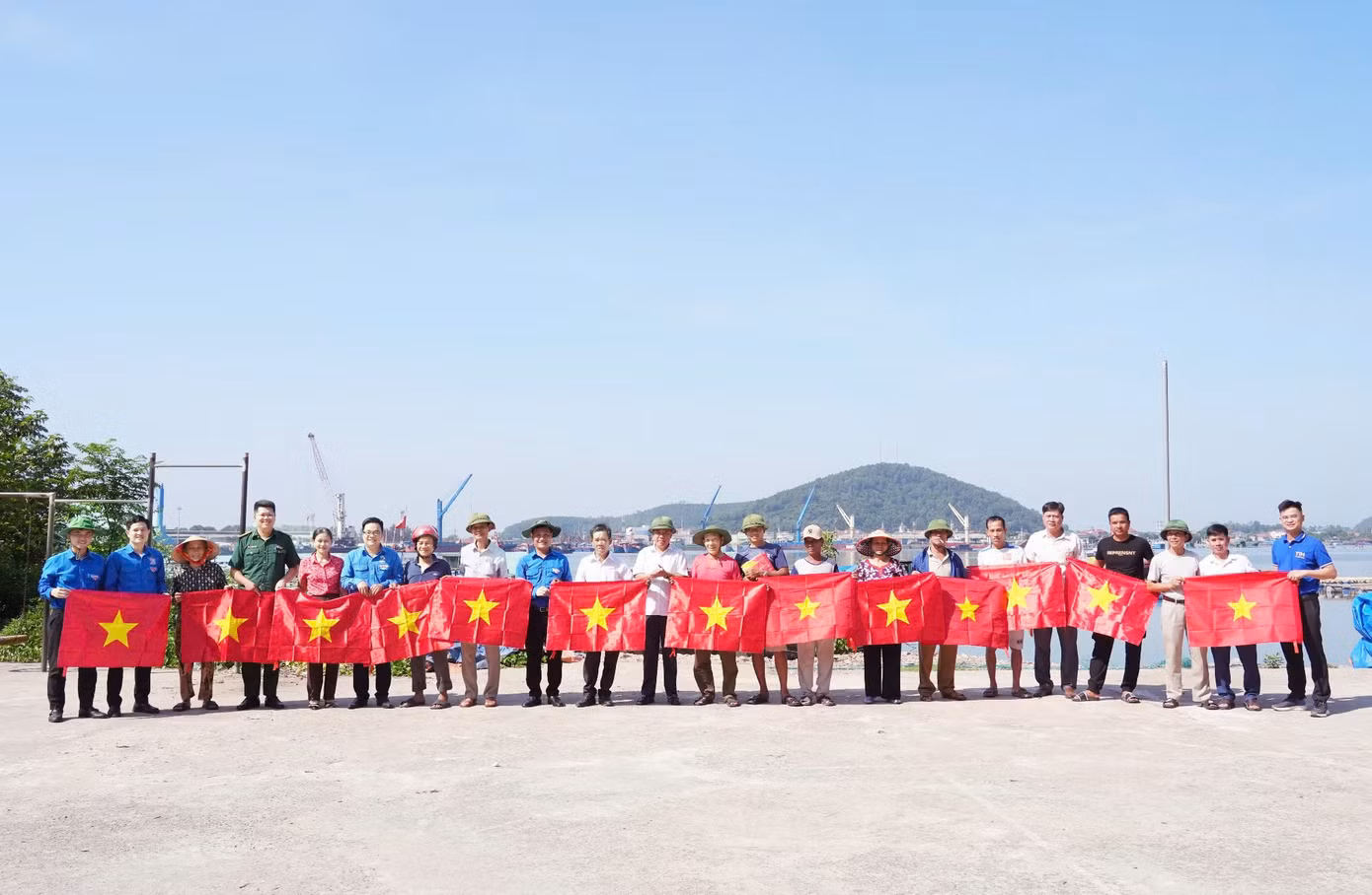 Ban tổ chức trao tặng 100 lá cờ Tổ quốc cho ngư dân trên địa bàn ra khơi bám biển.