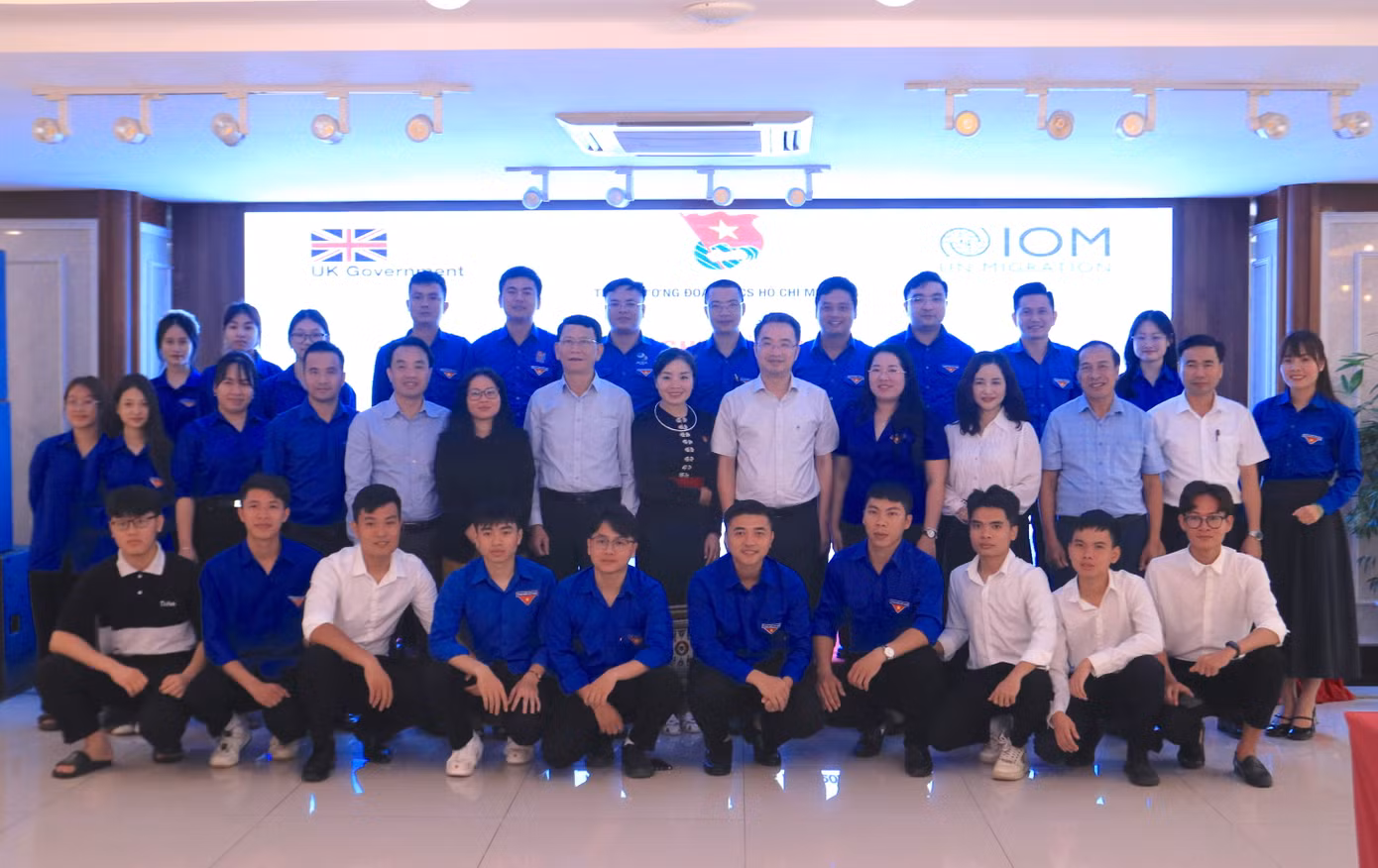 Các đại biểu chụp ảnh lưu niệm tại hội nghị.