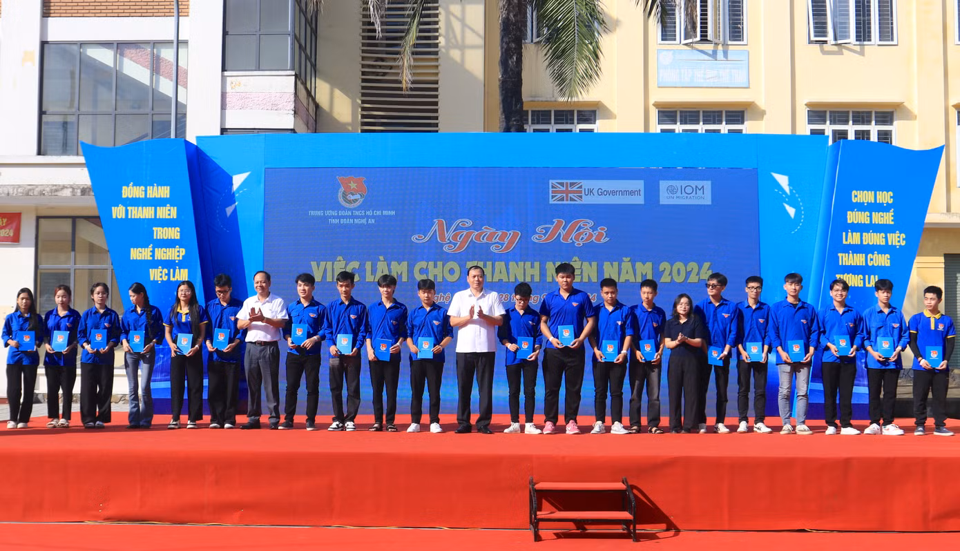 Tại chương trình, Ban tổ chức đã trao tặng 20 suất quà cho các bạn đoàn viên, thanh niên, sinh viên có hoàn cảnh khó khăn.