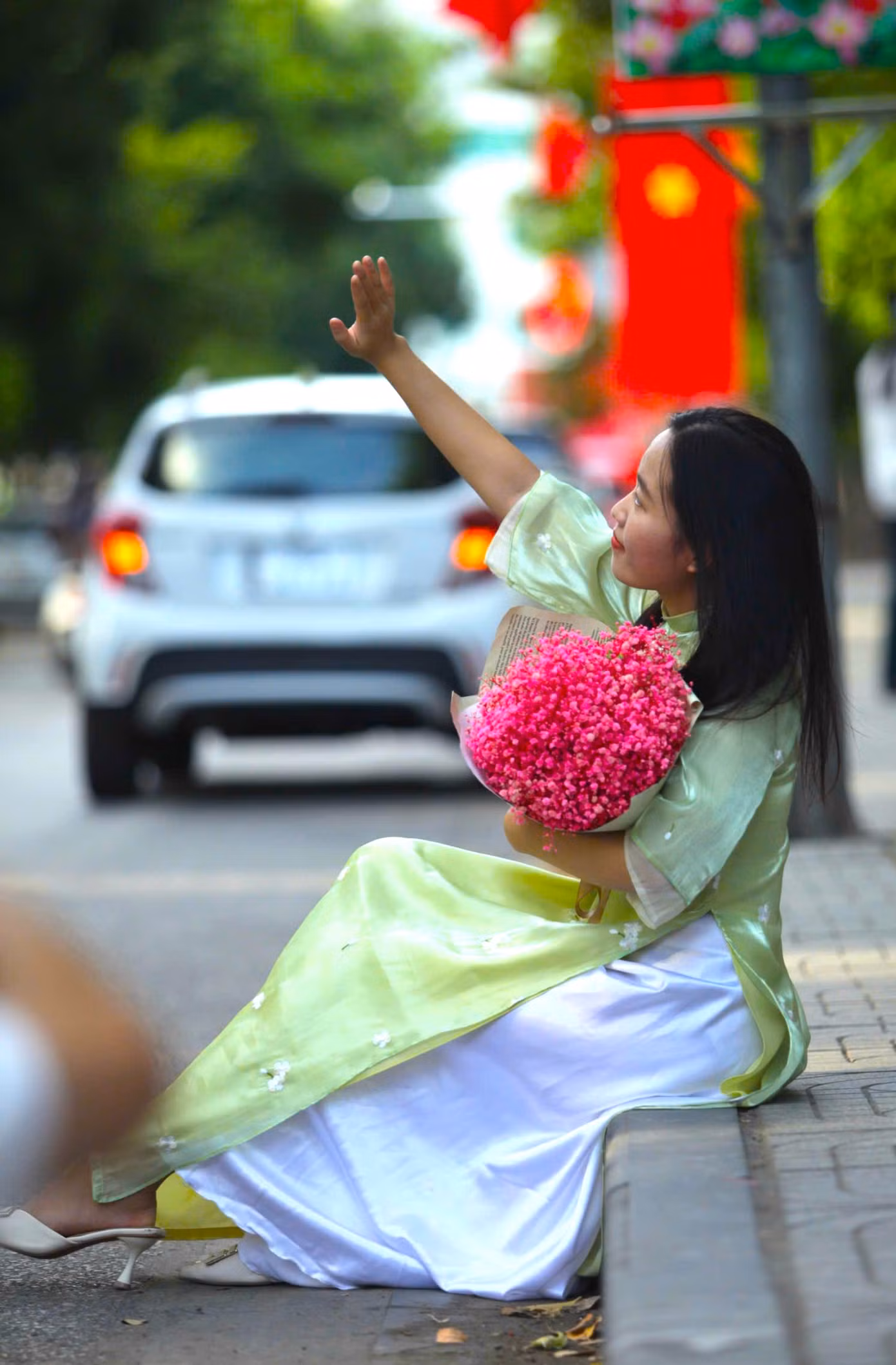 Những thiếu nữ thành Vinh khoe sắc dưới ánh nắng mùa thu bên những gánh xe chở đầy hoa rực rỡ.