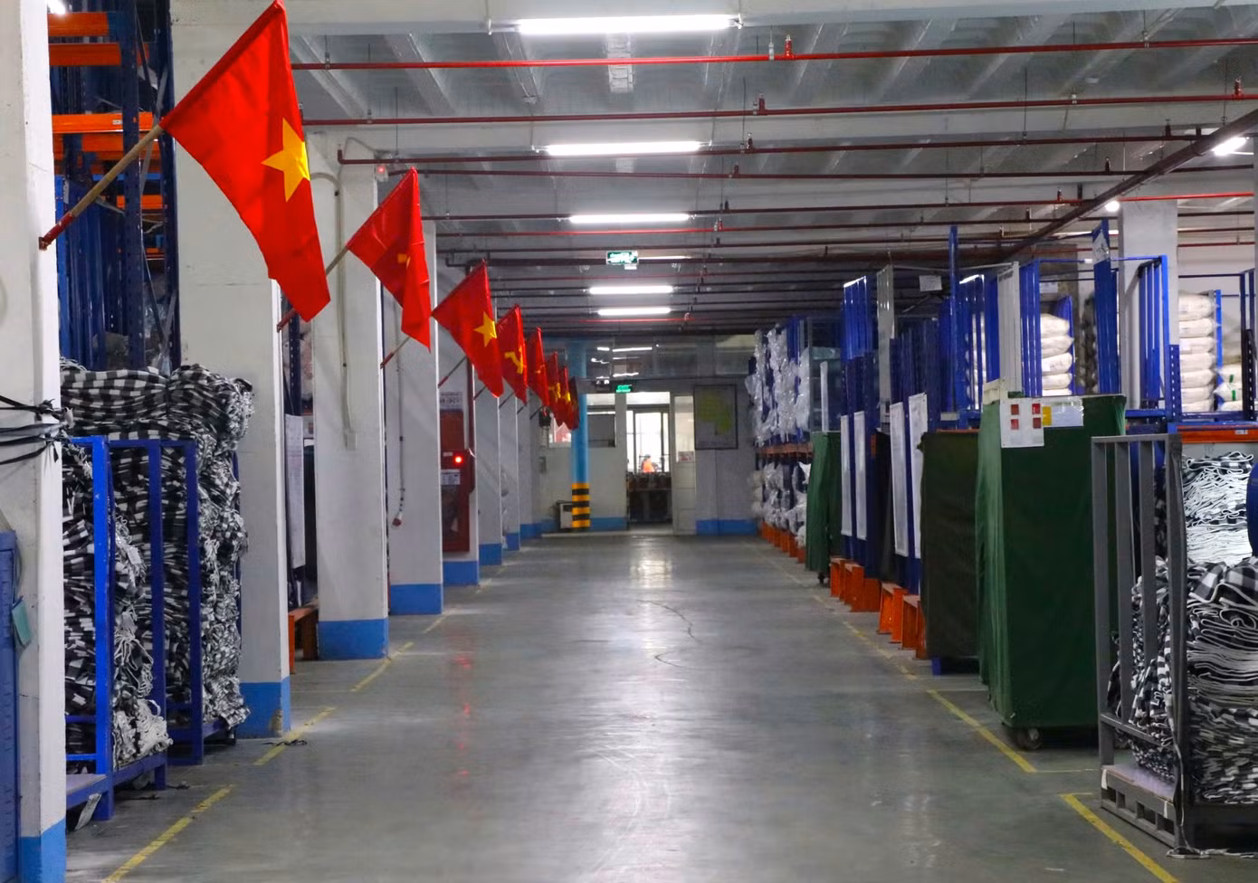 Những ngày qua, nhiều doanh nghiệp tại Nghệ An nhân dịp Lễ kỷ niệm ngày Quốc khánh 2/9 đã treo cờ Tổ quốc và khuyến khích người lao động mặc áo cờ đỏ sao vàng.