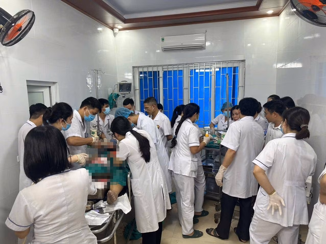 Ca phẫu thuật cứu thai nhi được triển khai thành công ngay tại khoa Cấp cứu của Trung tâm Y tế huyện Anh Sơn (Nghệ An). Ca phẫu thuật cứu thai nhi được triển khai thành công ngay tại khoa Cấp cứu của Trung tâm Y tế huyện Anh Sơn (Nghệ An).