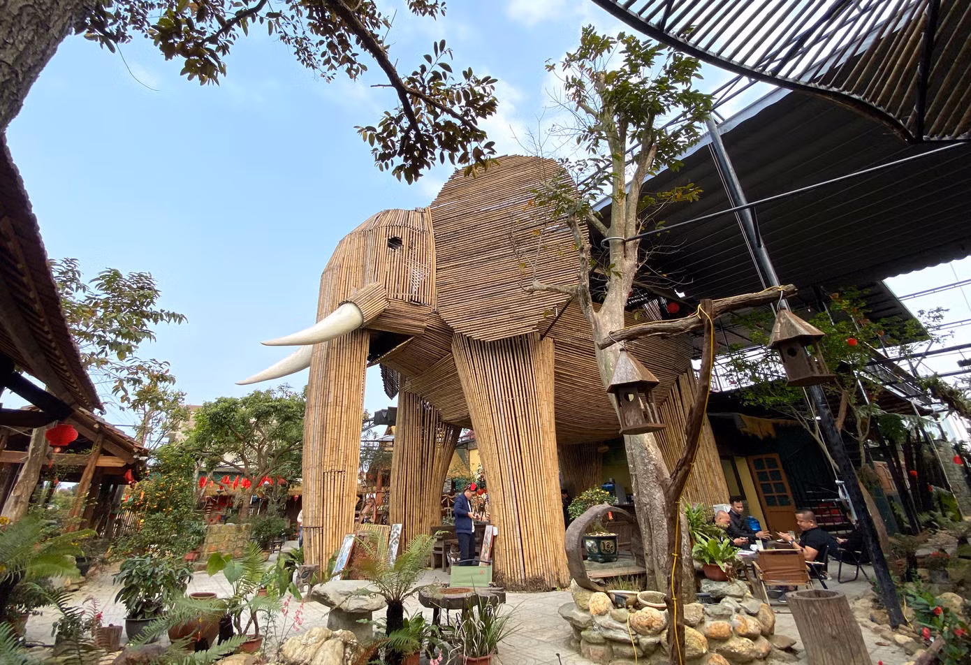 Mỗi chi tiết của voi đều được anh Nam thiết kế tỉ mỉ, từ đôi tai rộng vẫy gió đến chiếc vòi dài uốn cong mềm mại.