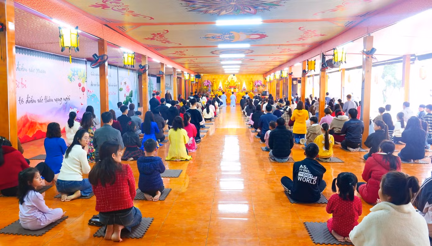 Theo thống kê, trong những ngày đầu năm mới 2025, đã có hàng chục nghìn lượt phật tử, du khách đến chùa Phúc Lạc chiêm bái vãn cảnh du xuân.