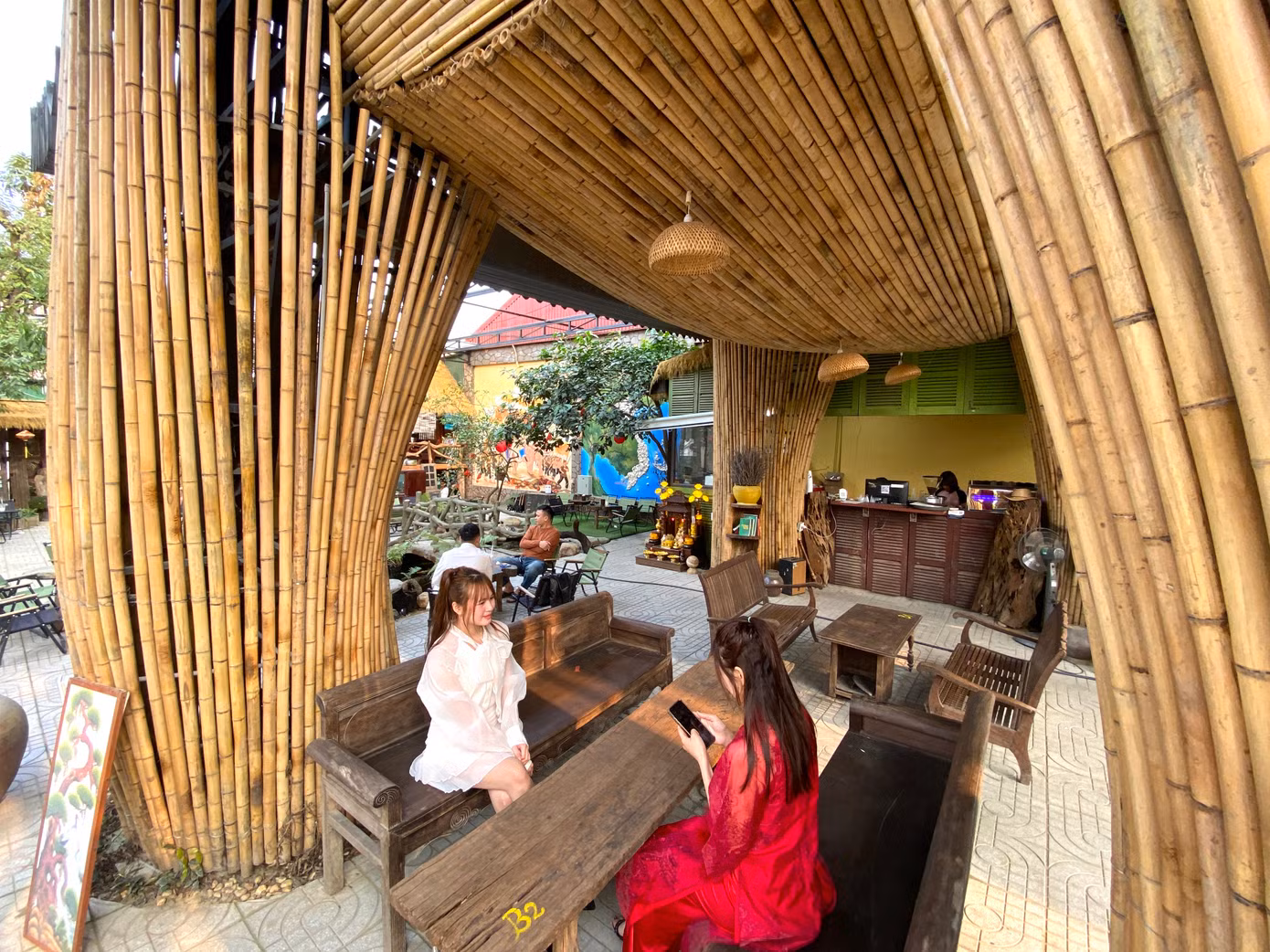 Bên dưới thân voi được đặt những chiếc bàn gỗ để mọi người uống cafe.
