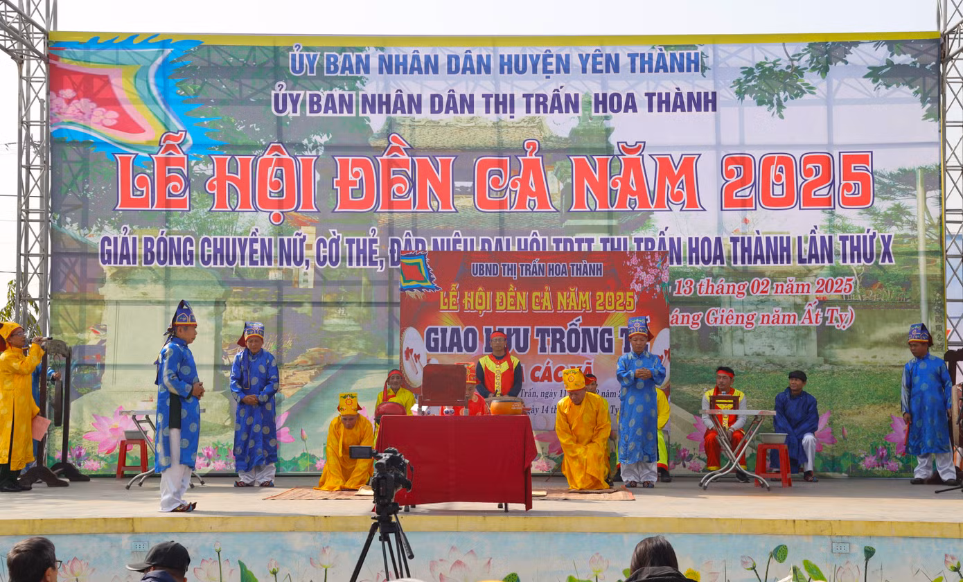 Nhiều đội thi bài bản với đầy đủ phần lễ.