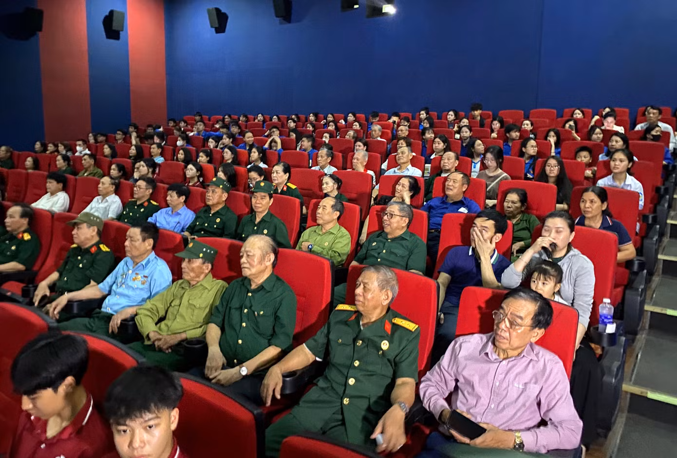 Bên trong phòng chiếu phim luôn kín người xem.