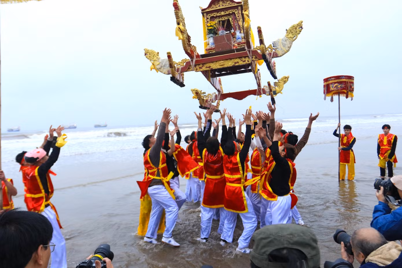 Những chiếc kiệu được tung lên trời trong tiếng chiêng trống và tiếng hò reo cổ vũ của những người rước và của du khách xung quanh.