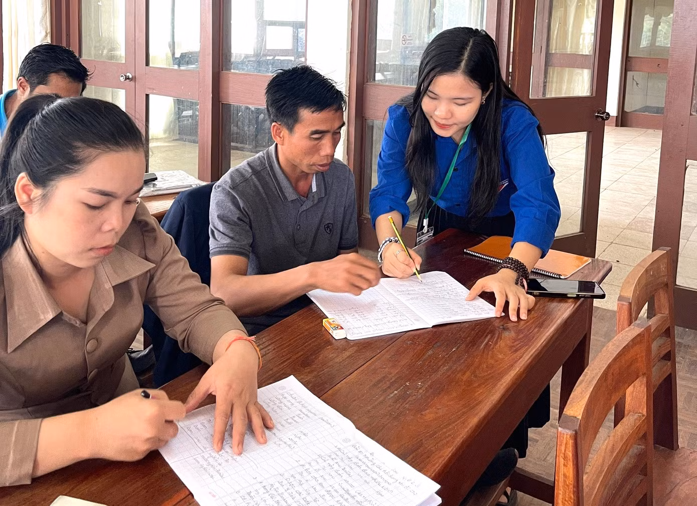 Các "giáo viên áo xanh" tận tình hướng dẫn từng "học viên" để tiếp thu được nhiều kiến thức nhất.