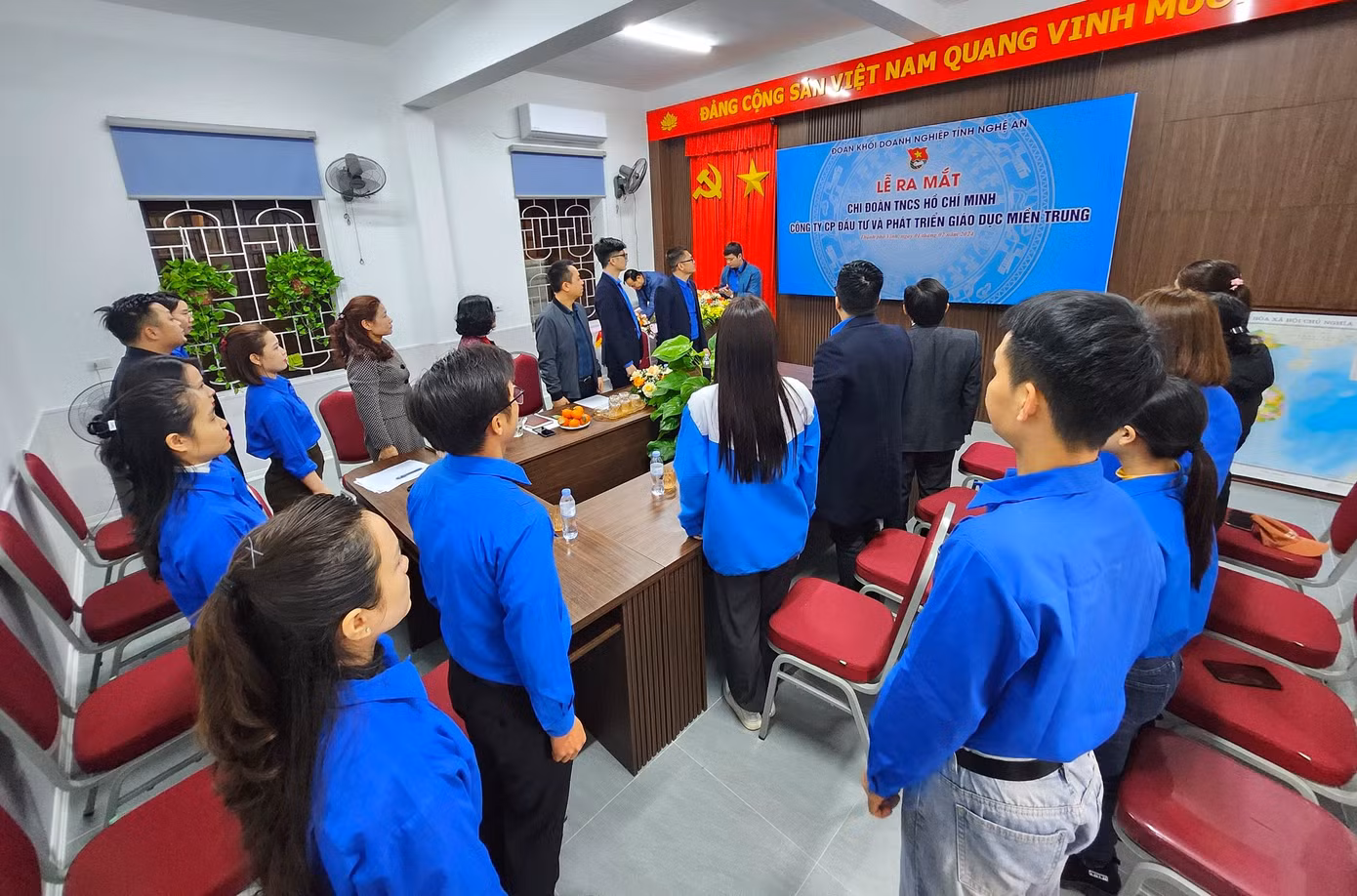 Toàn cảnh buổi lễ ra mắt Chi đoàn Công ty cổ phần Đầu tư và Phát triển Giáo dục miền Trung. Dự buổi lễ có ông Ngô Đình Viện - Phó Bí thư Đảng ủy Khối Doanh nghiệp tỉnh cùng đại diện ban lãnh đạo Công ty cổ phần Đầu tư và Phát triển Giáo dục miền Trung và các đơn vị liên quan.