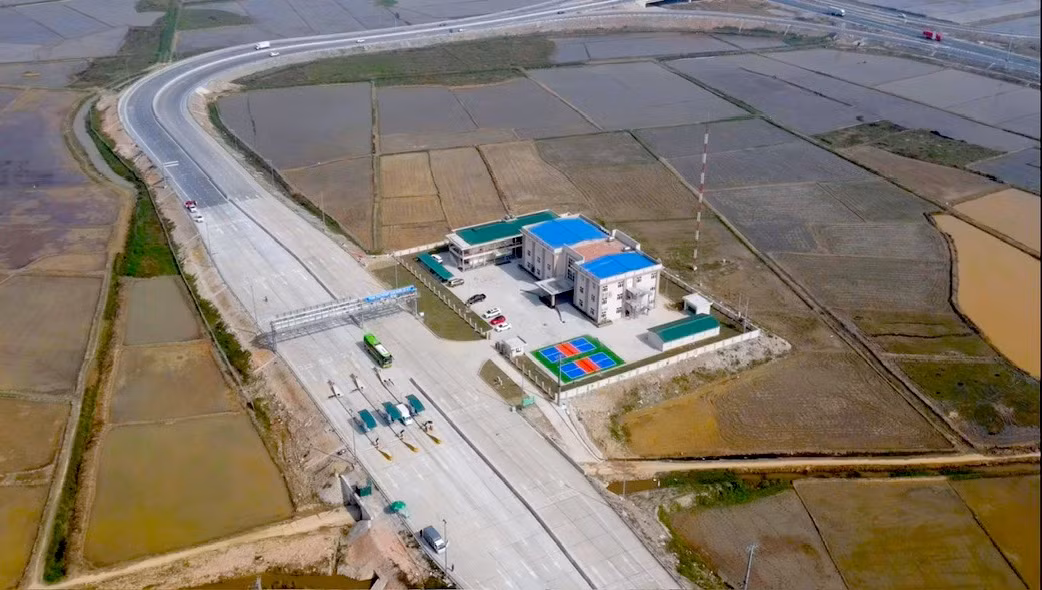 Nhà điều hành cao tốc Diễn Châu - Bãi Vọt được đặt tại nút giao quốc lộ 46B, qua xã Hưng Tây (Hưng Nguyên, Nghệ An).